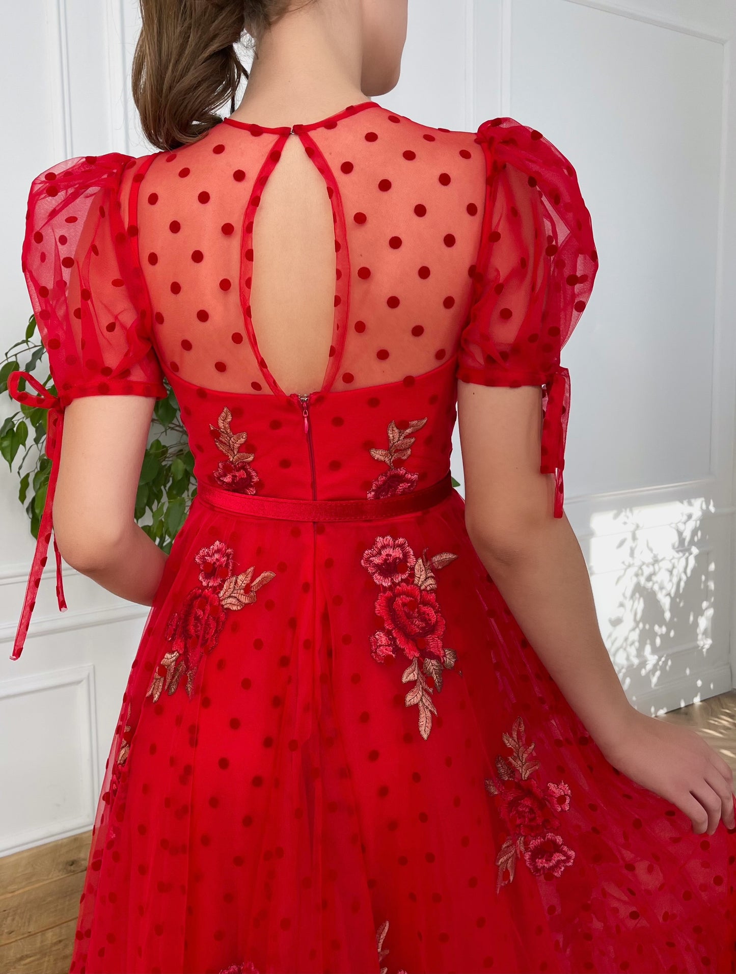 Red midi dress with belt, short sleeves and embroidery