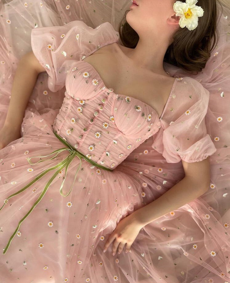 Pink midi dress with daisies and short sleeves