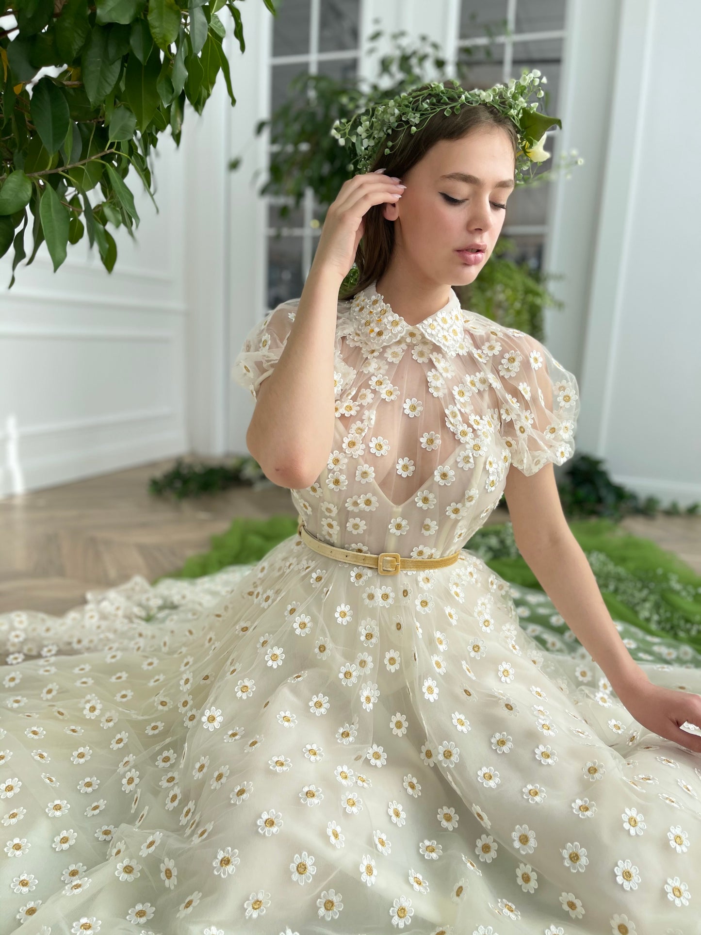 White midi dress with daisies, short sleeves and belt