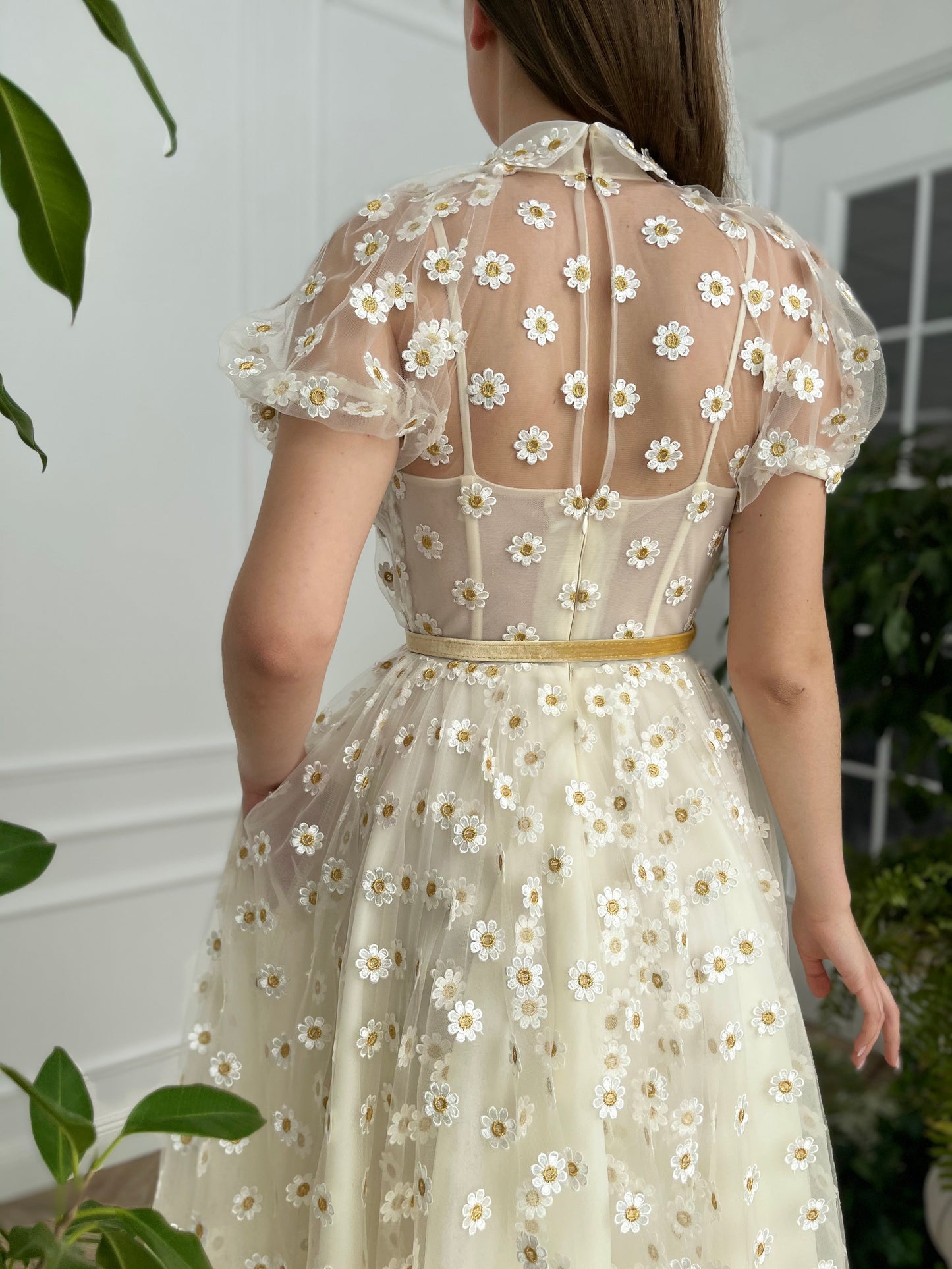 White midi dress with daisies, short sleeves and belt