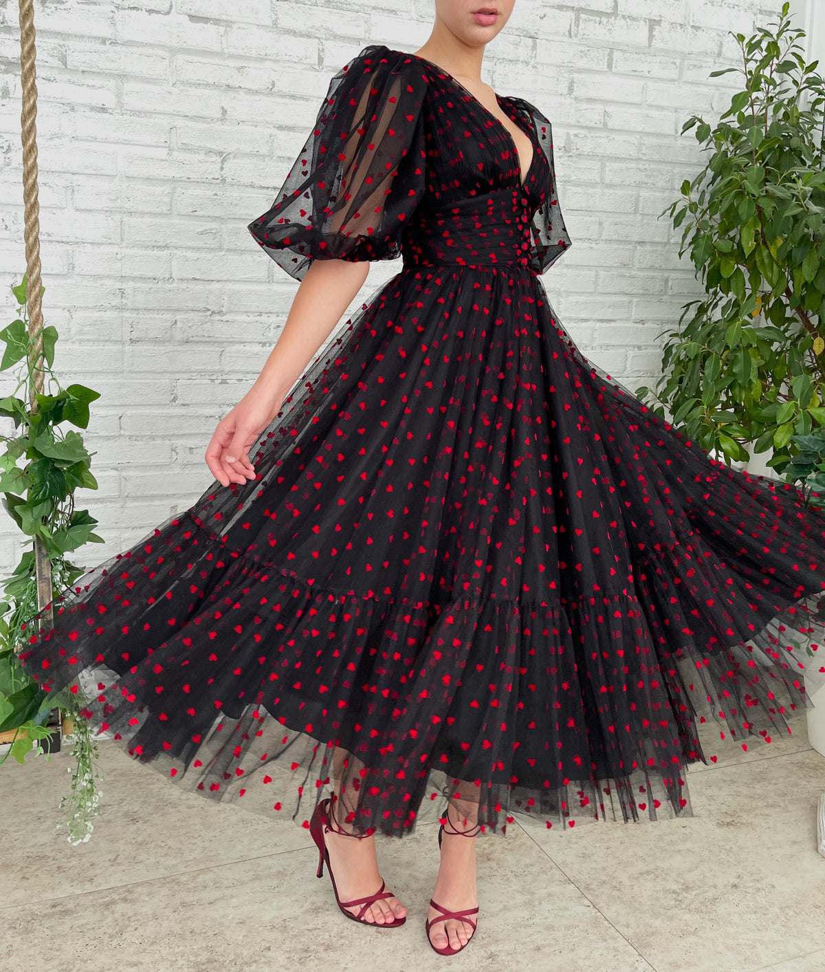 Black midi dress with v-neck, short sleeves and hearty fabric