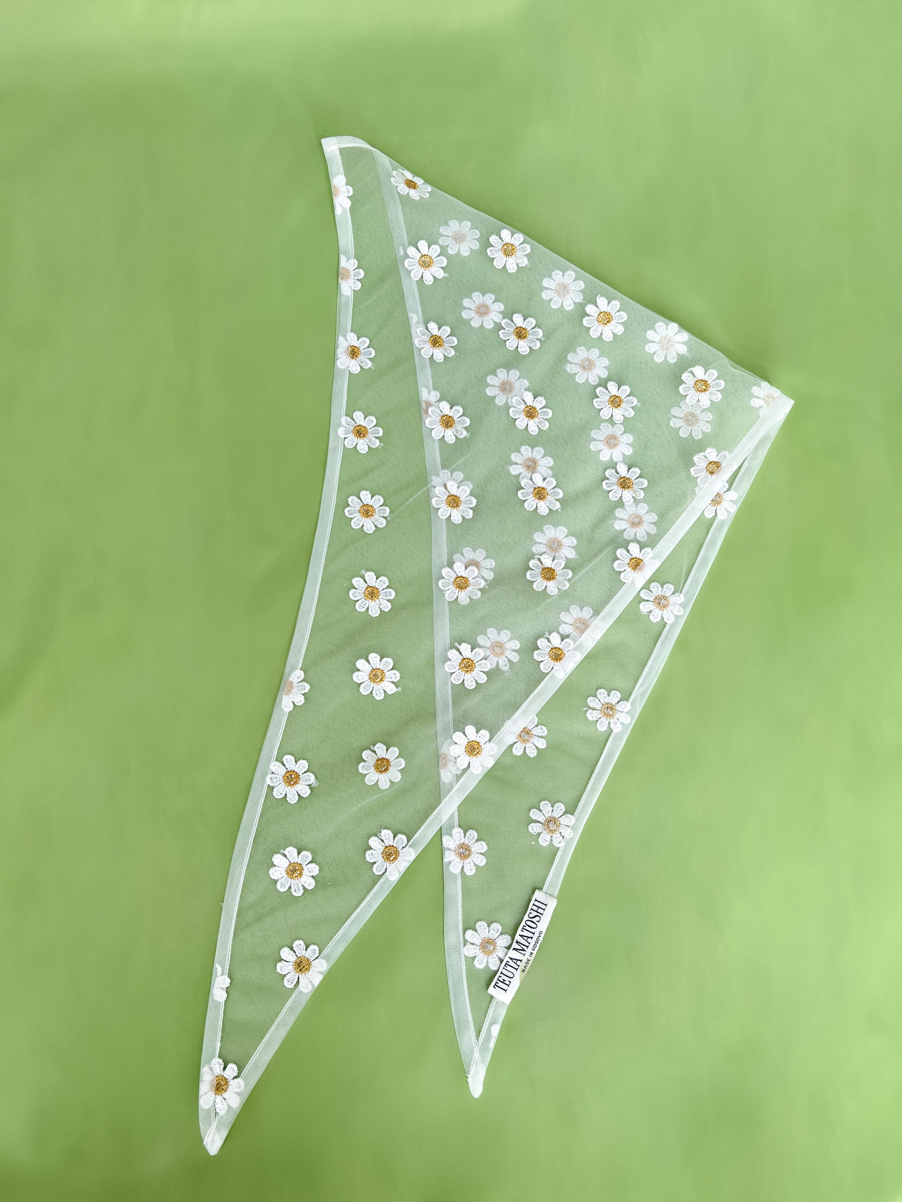 White scarf with daisies