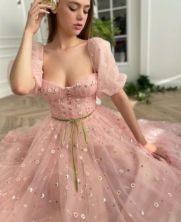 Pink midi dress with daisies and short sleeves