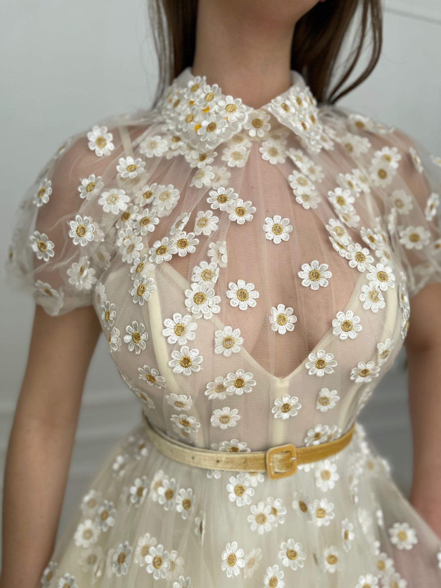 White midi dress with daisies, short sleeves and belt