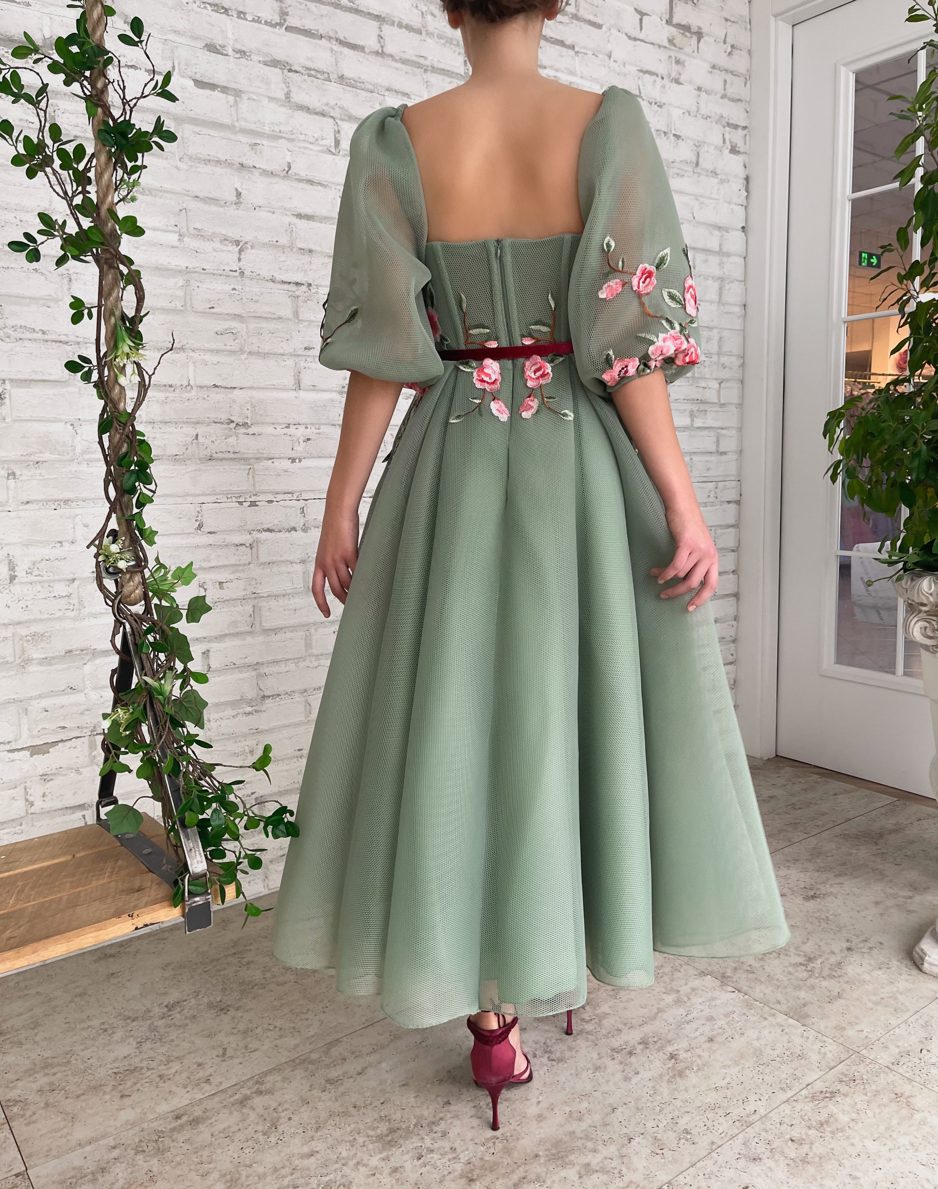 Green midi dress with short sleeves, belt and embroidery