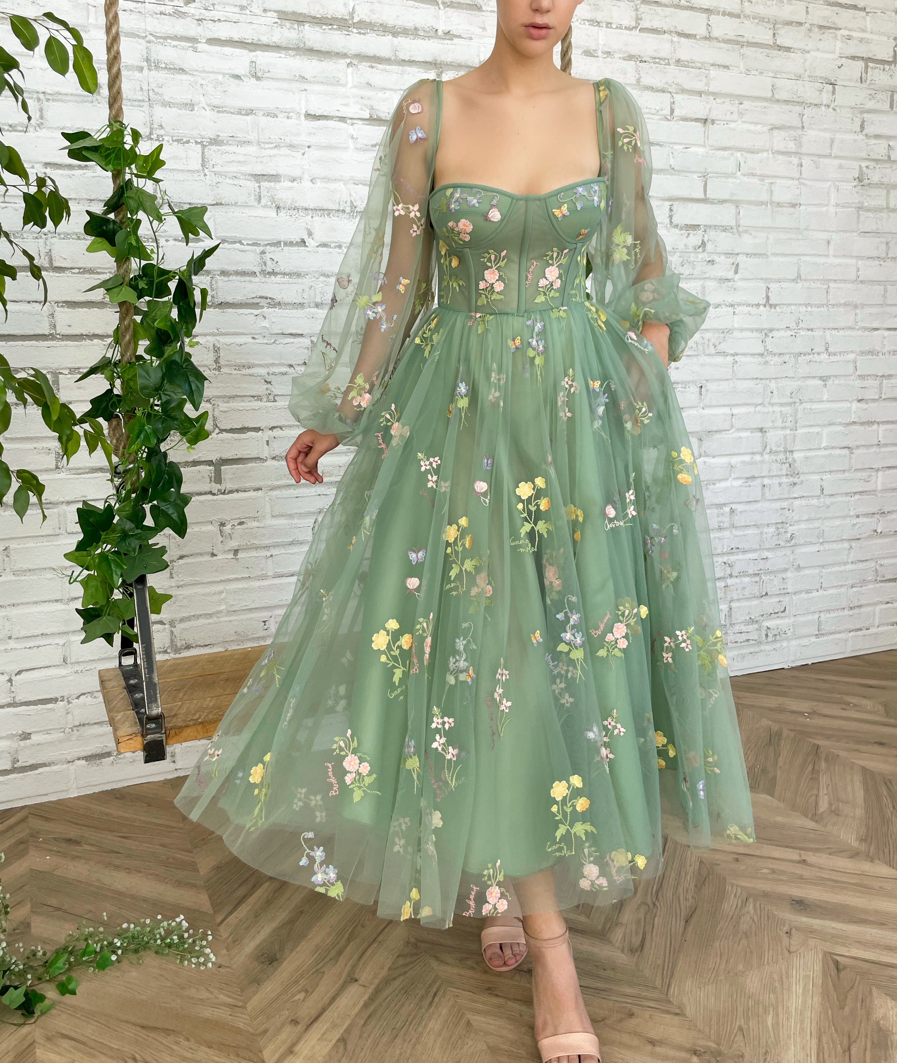 Green midi dress with long sleeves and flowers