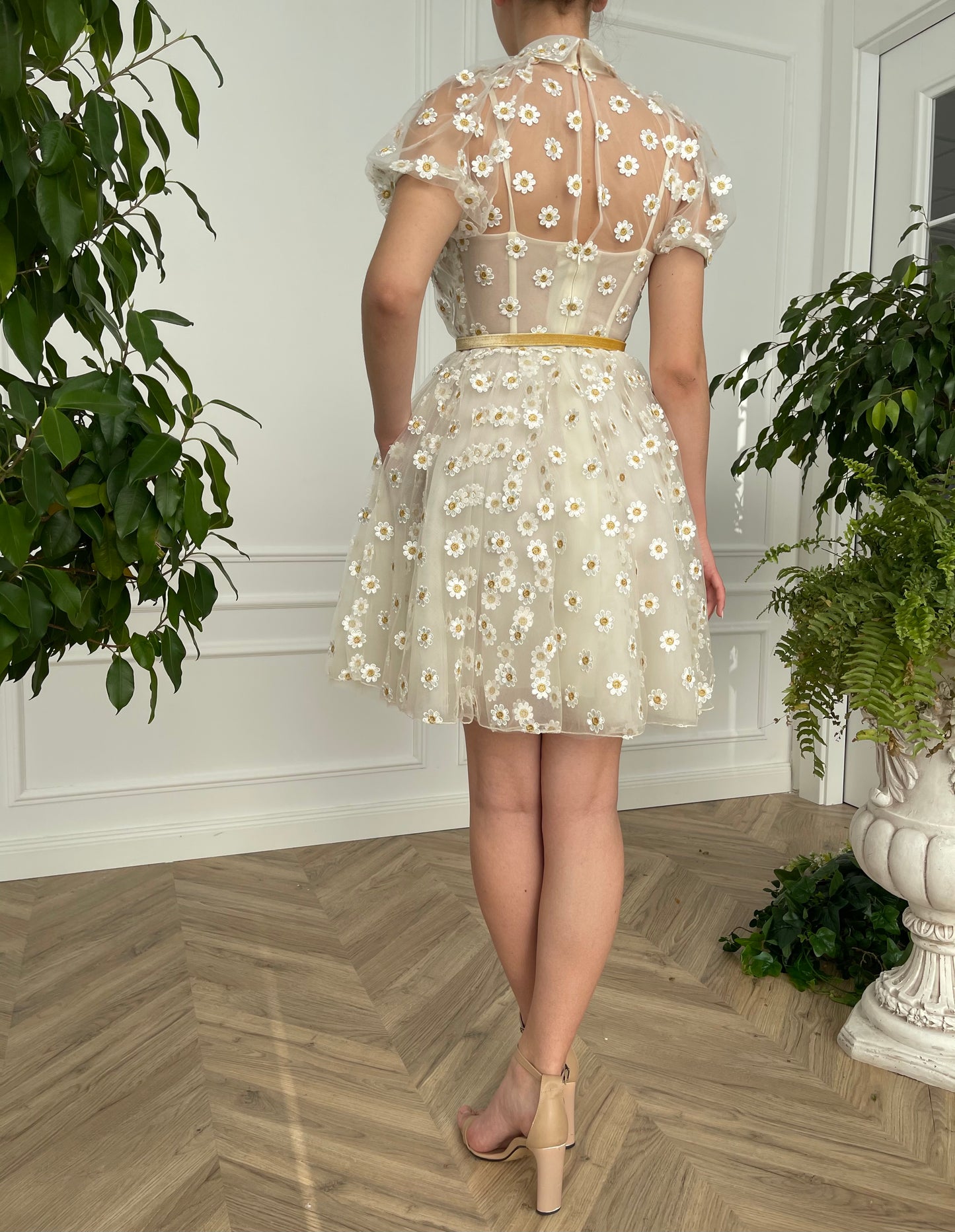 White mini dress with daisies, short sleeves and belt