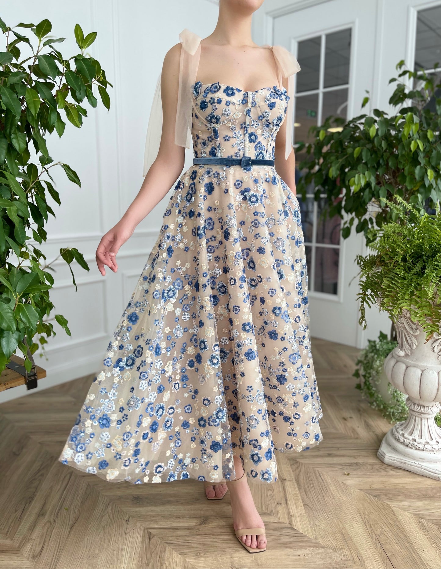Beige midi dress with belt, printed flowers and bow straps