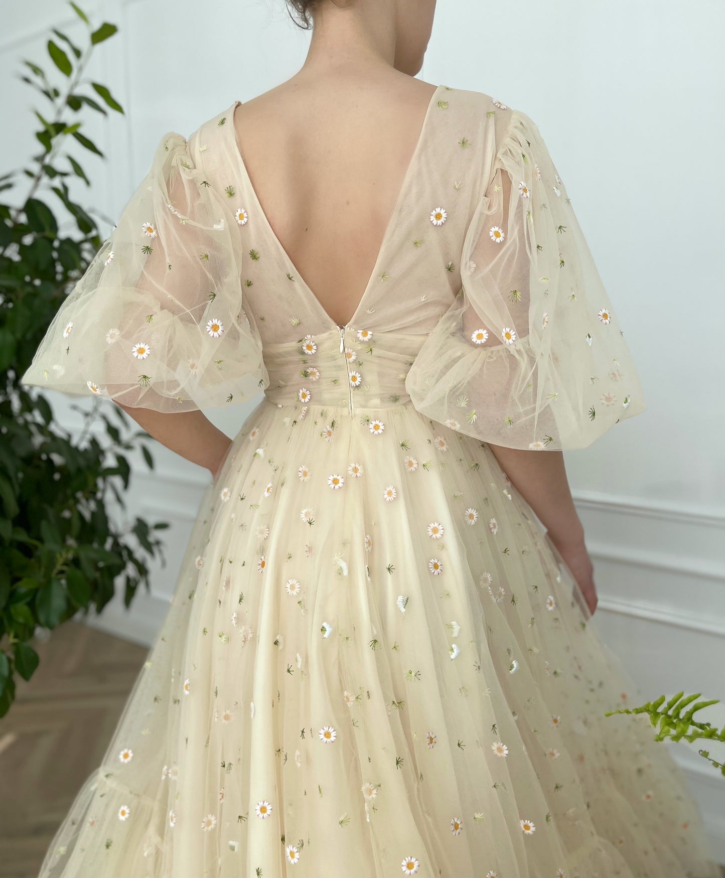 Beige midi dress with daisies, v-neck and short sleeves
