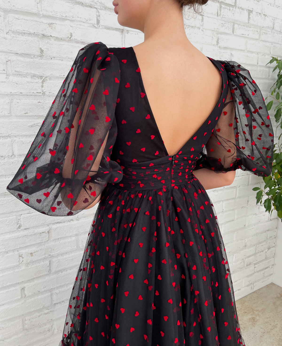 Black midi dress with v-neck, short sleeves and hearty fabric
