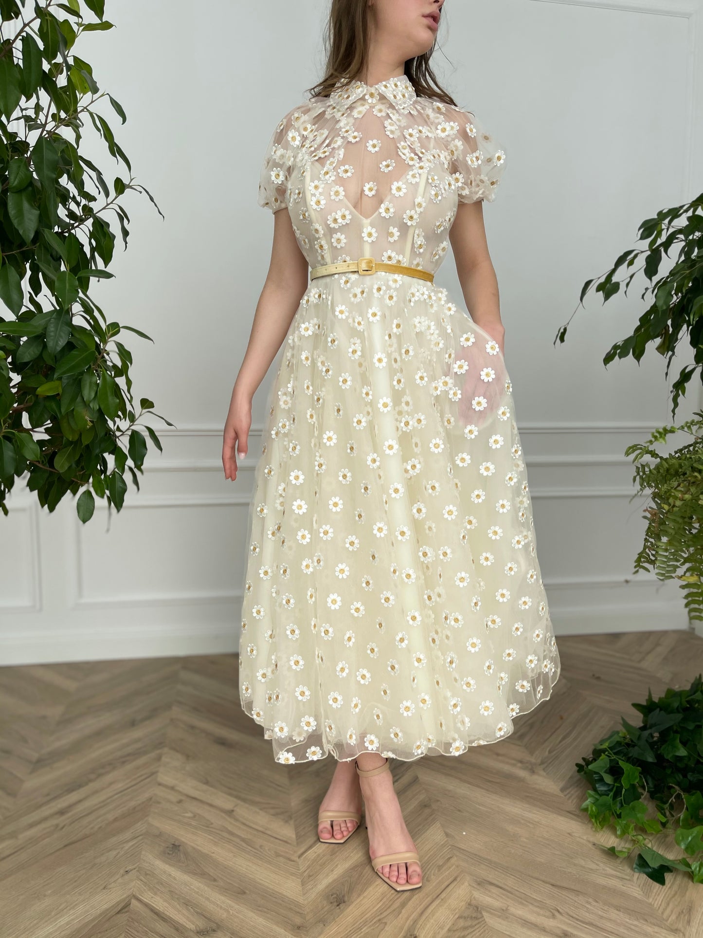 White midi dress with daisies, short sleeves and belt