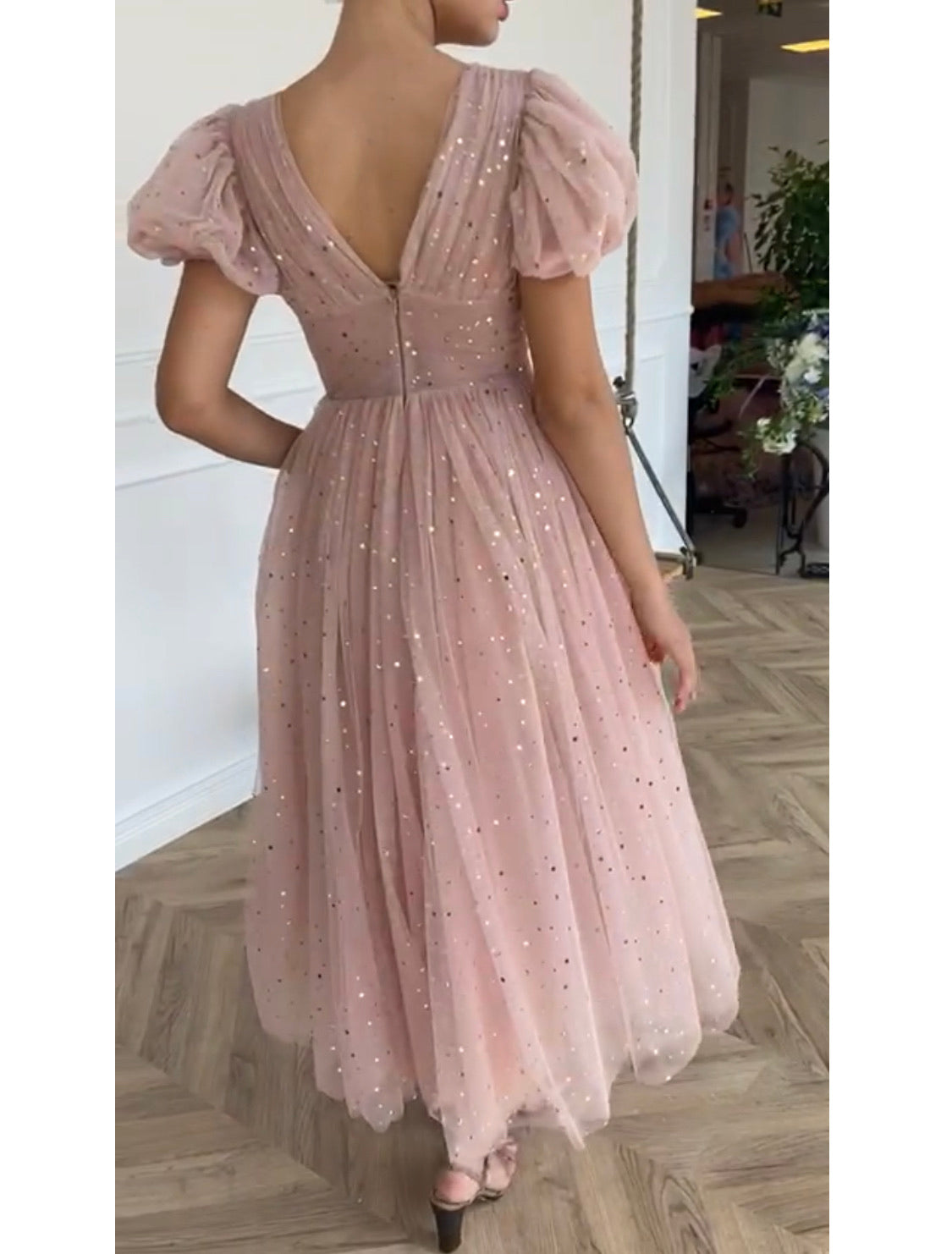 Pink midi dress with v-neck, short sleeves and starry fabric