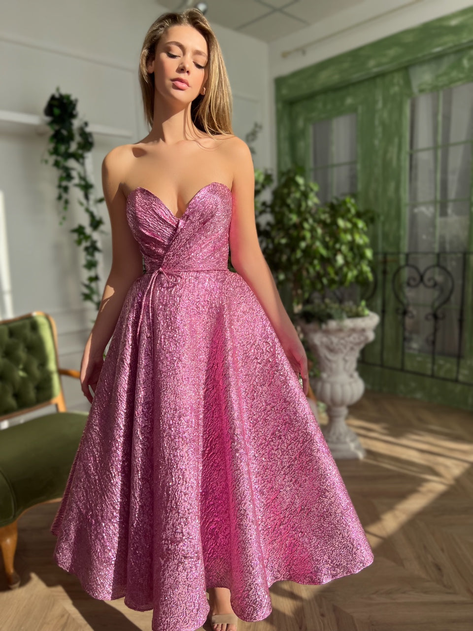 Pink mini dress with no sleeves and taffeta brocade fabric