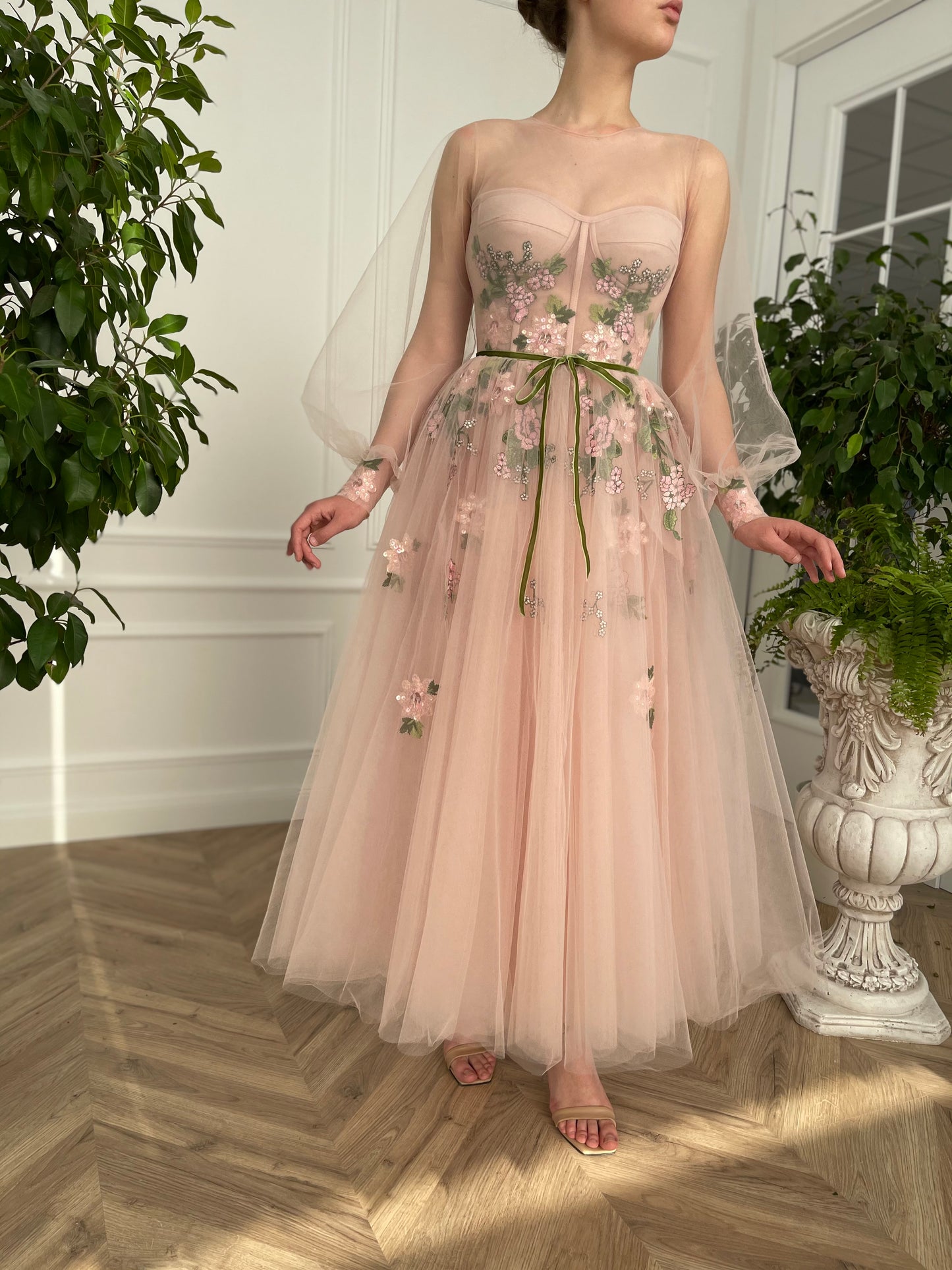 Pink midi dress with long sleeves and embroidery