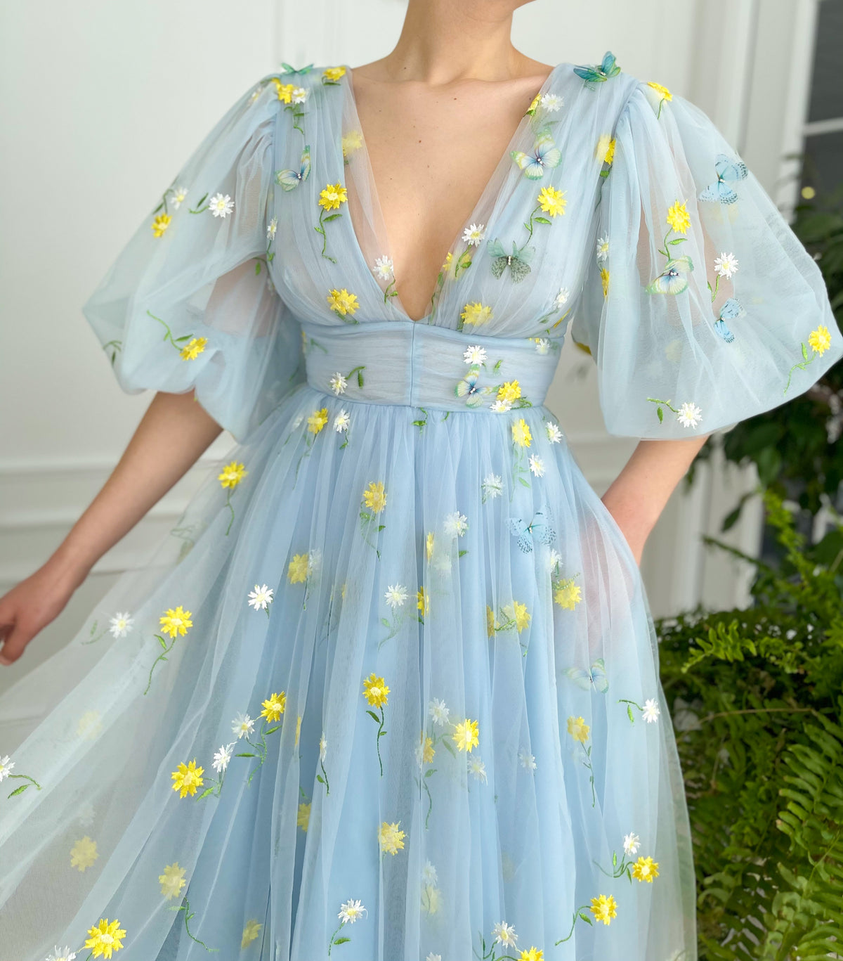 Blue midi dress with v-neck and short sleeves