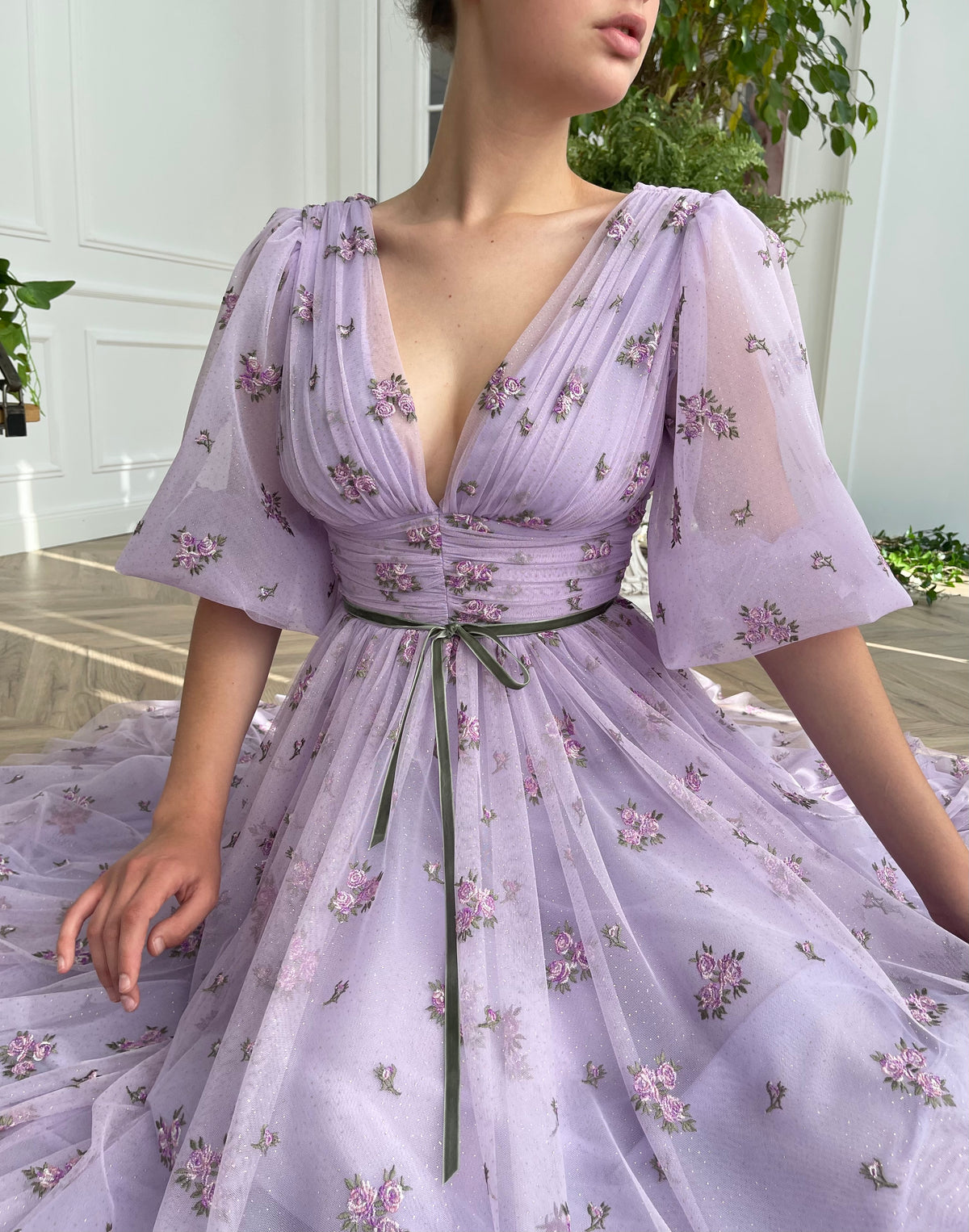 Purple midi dress with v-neck and short sleeves