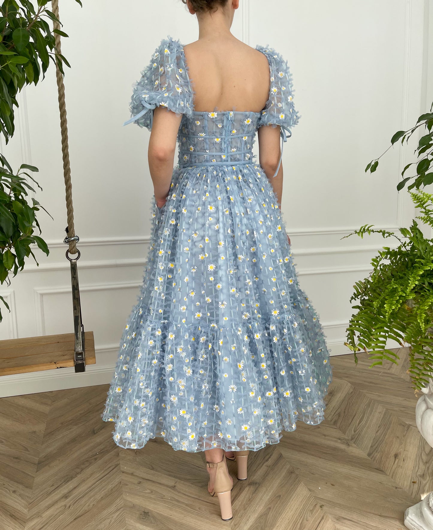 Blue midi dress with daisies and short sleeves