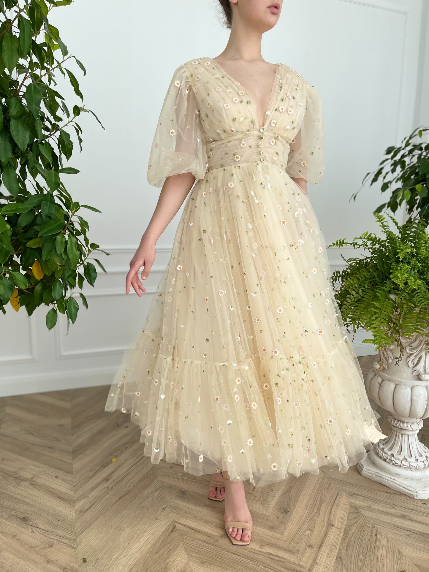 Beige midi dress with daisies, v-neck and short sleeves