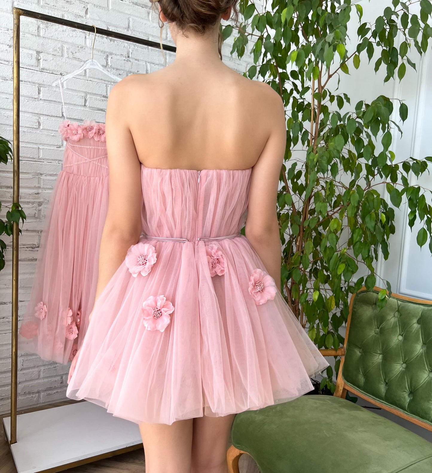 Pink mini dress with no sleeves, embroidery and flowers