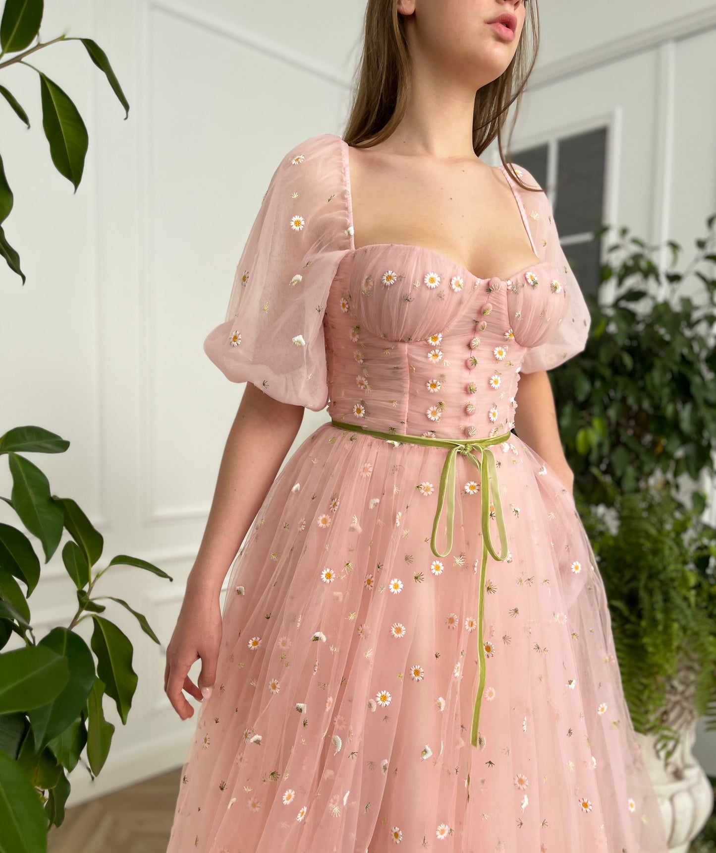 Pink midi dress with daisies and short sleeves