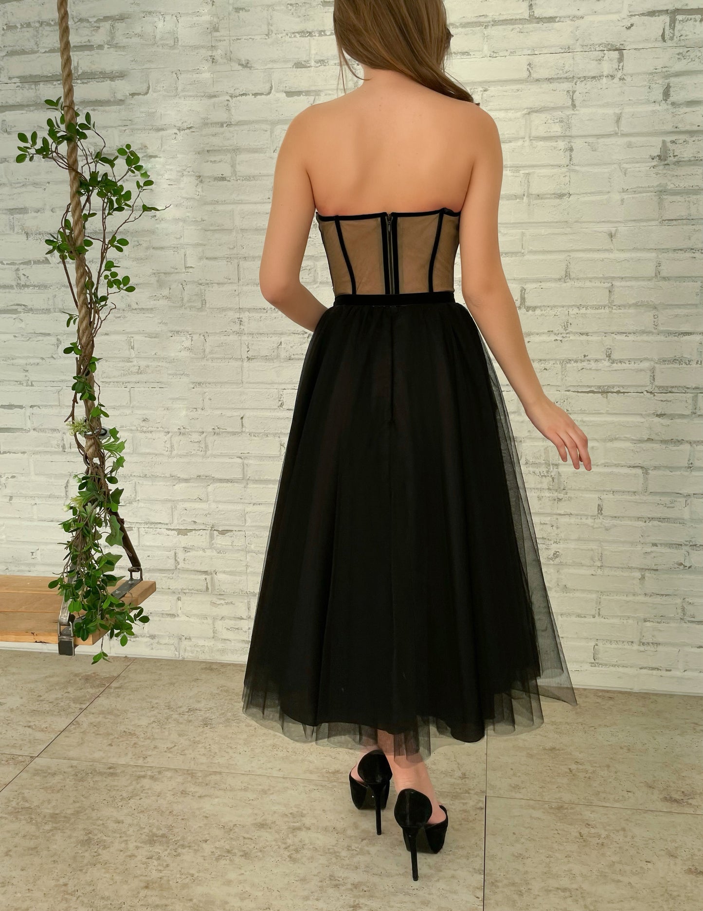 Black midi dress with no sleeves and embroidery