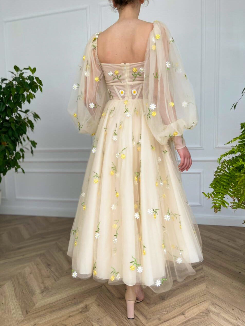 Beige midi dress with long sleeves and flowers