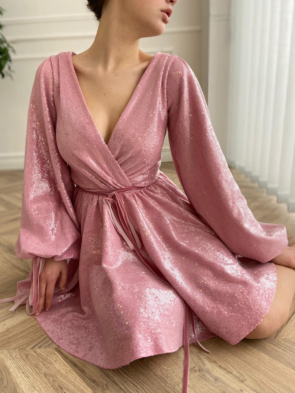 Pink mini dress with v-neck and long sleeves