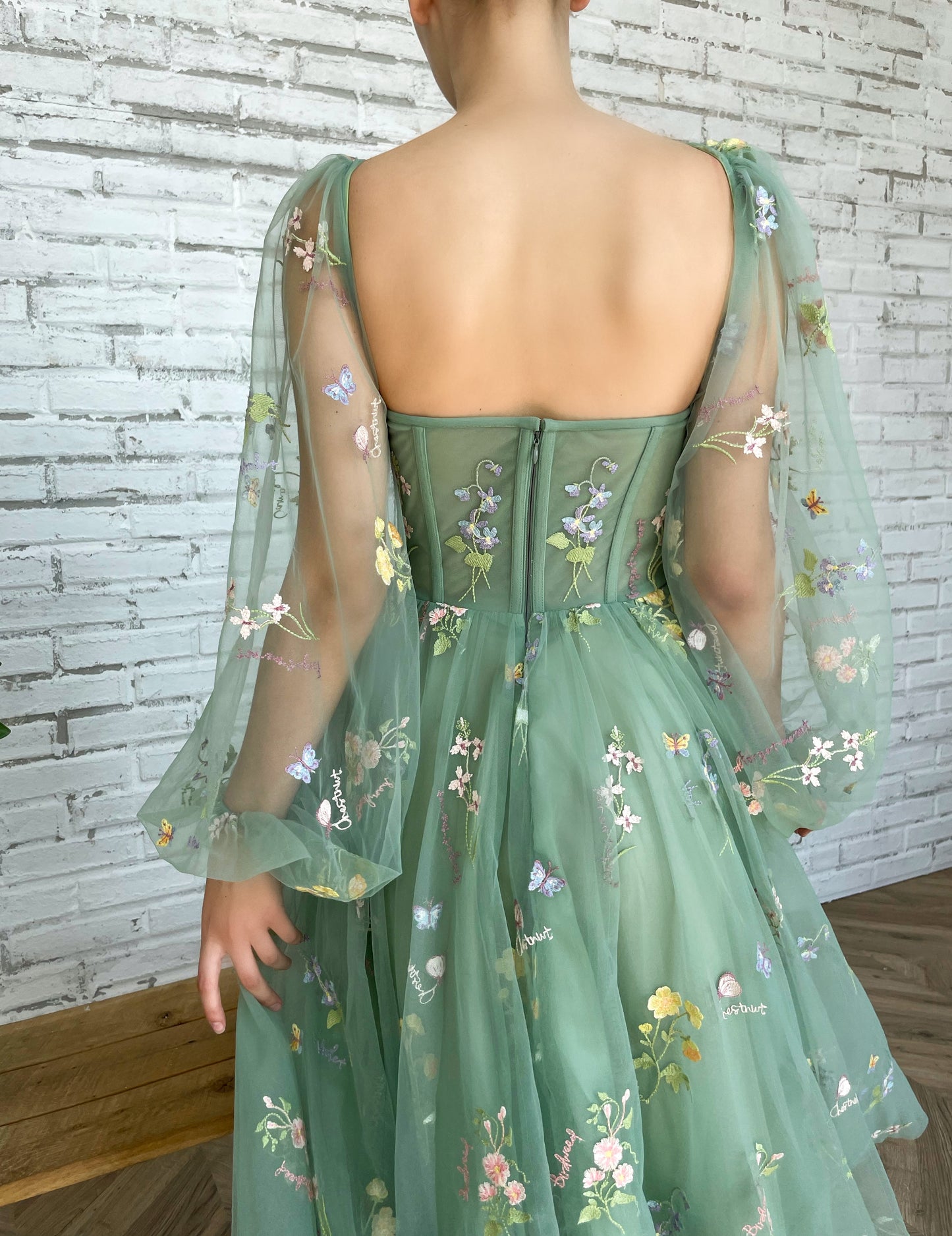 Green midi dress with long sleeves and flowers