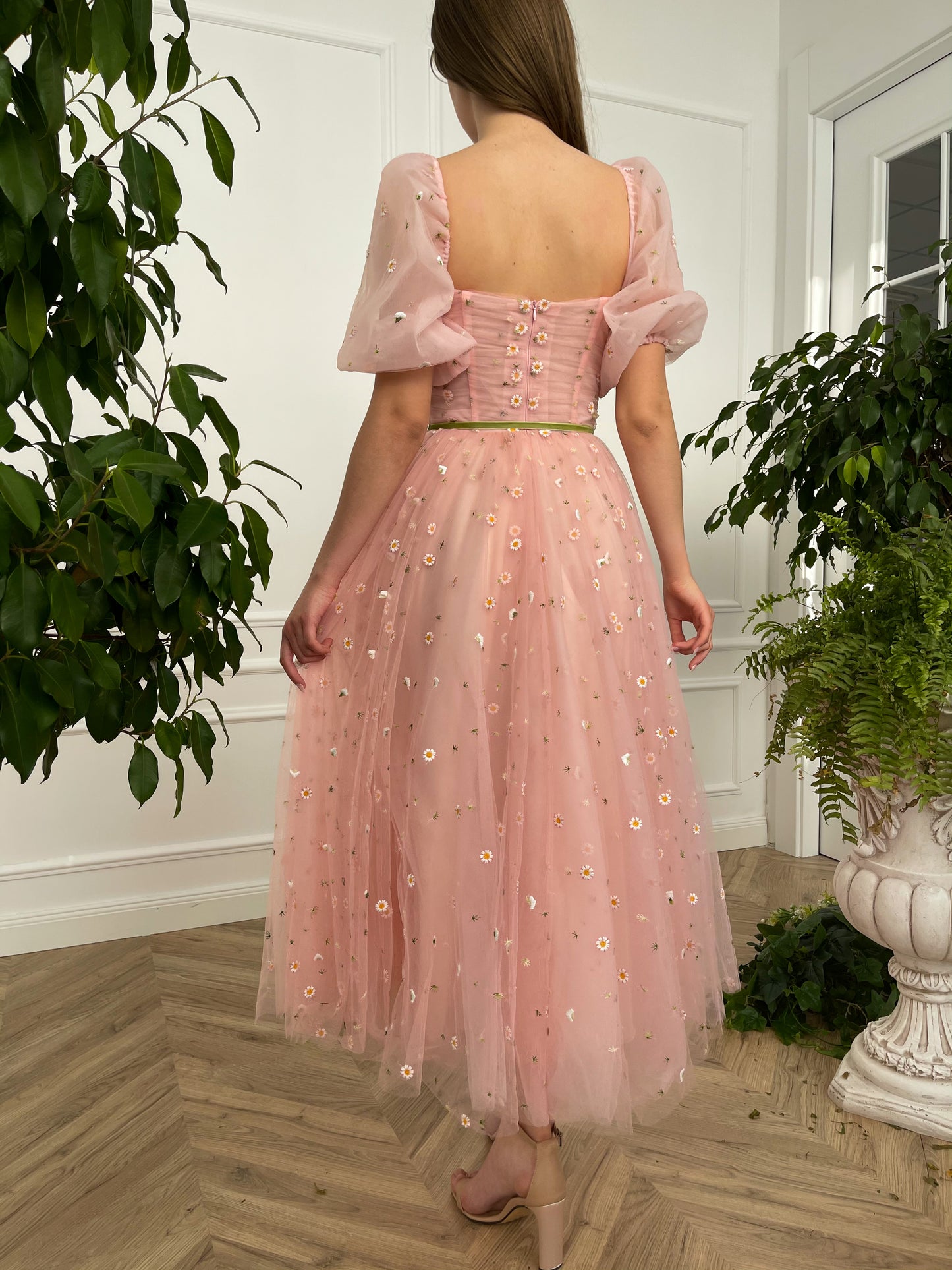 Pink midi dress with daisies and short sleeves
