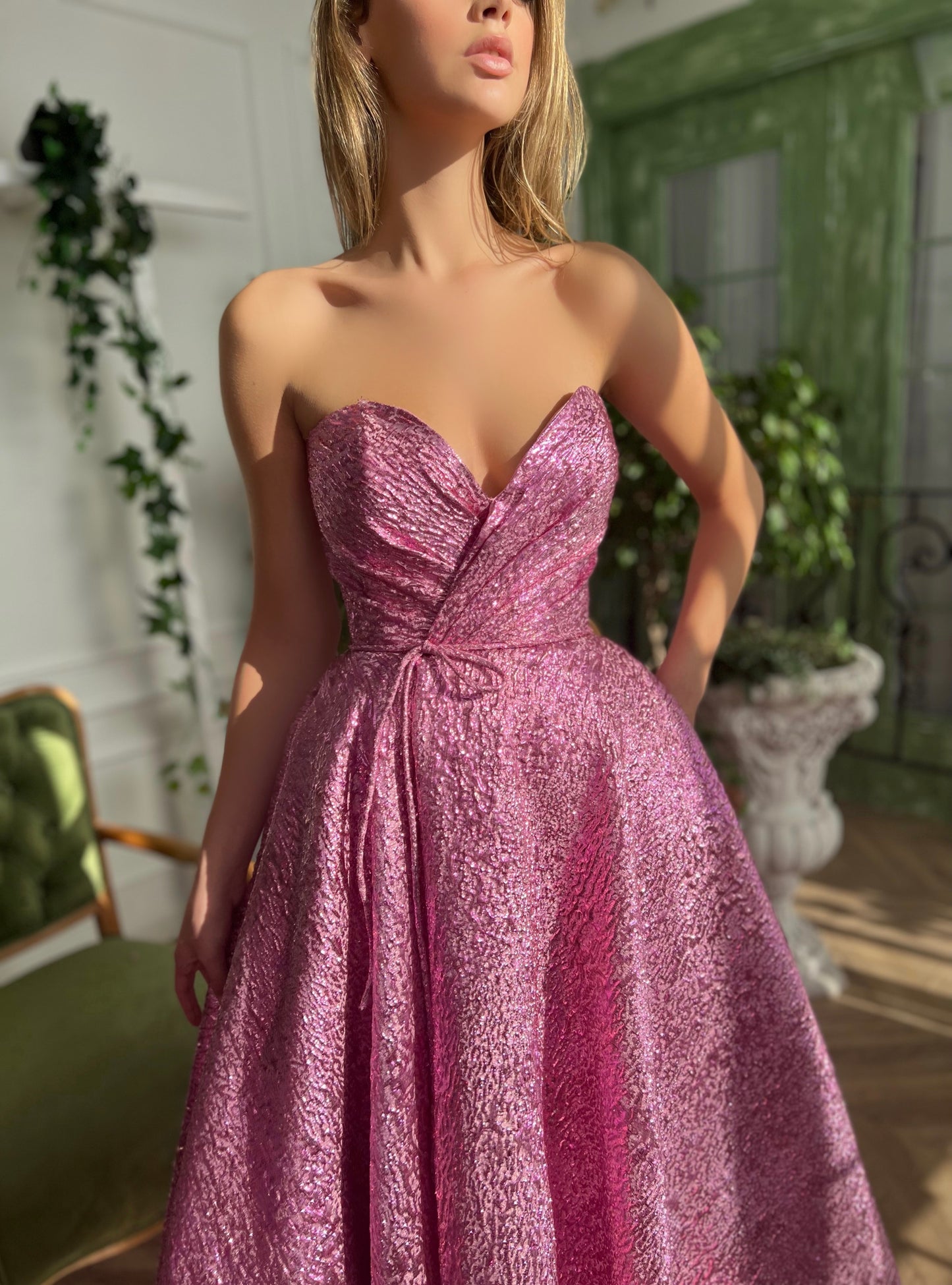 Pink mini dress with no sleeves and taffeta brocade fabric