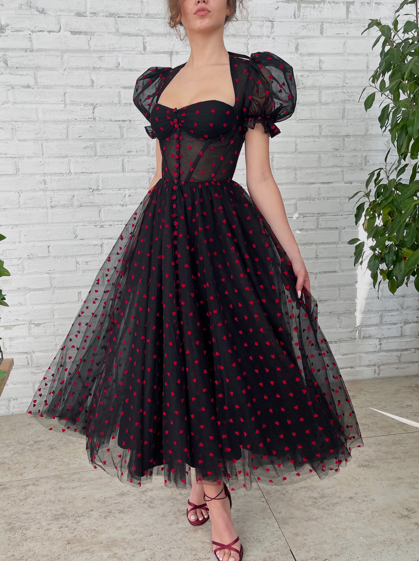 Black midi dress with short sleeves and hearty fabric