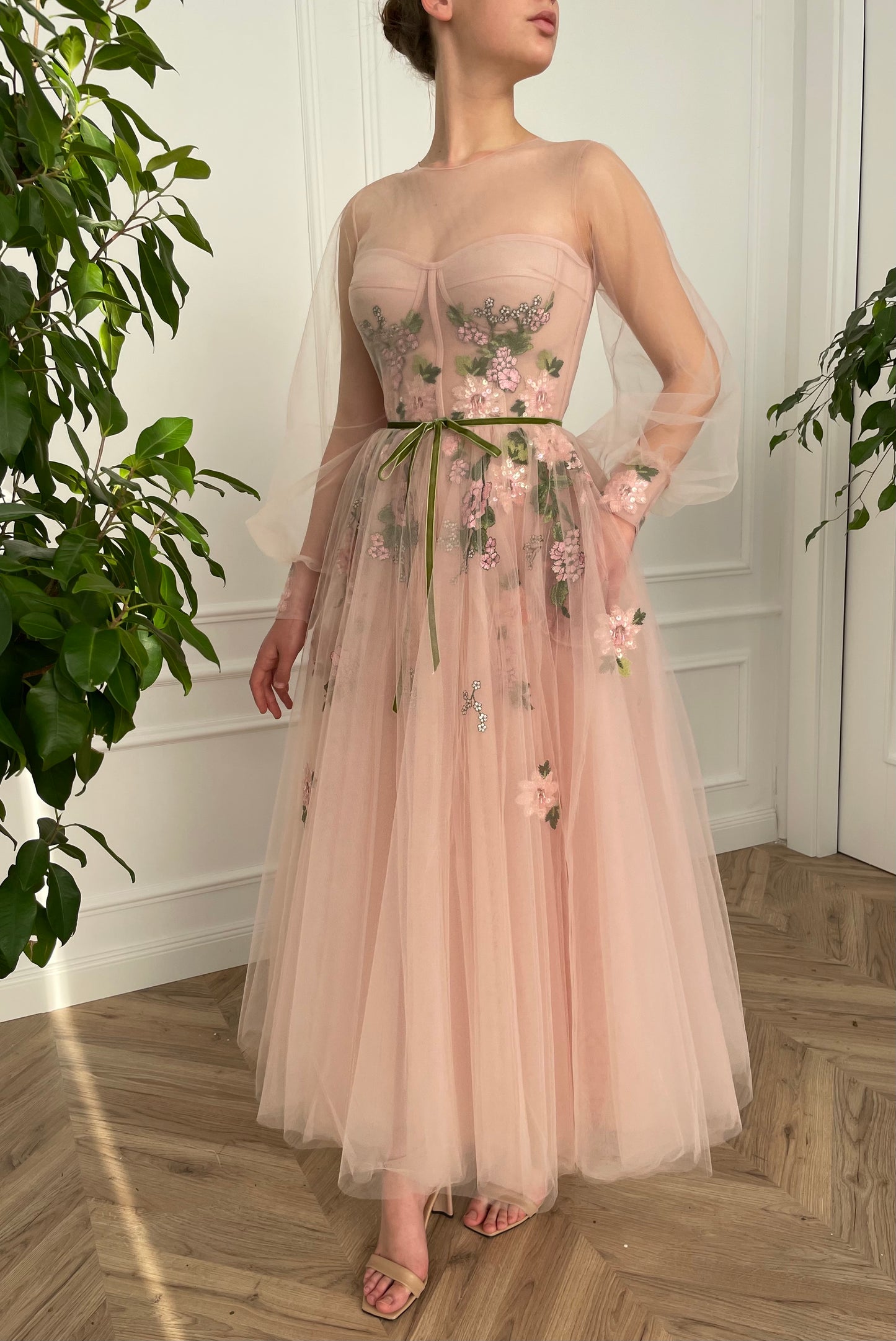 Pink midi dress with long sleeves and embroidery