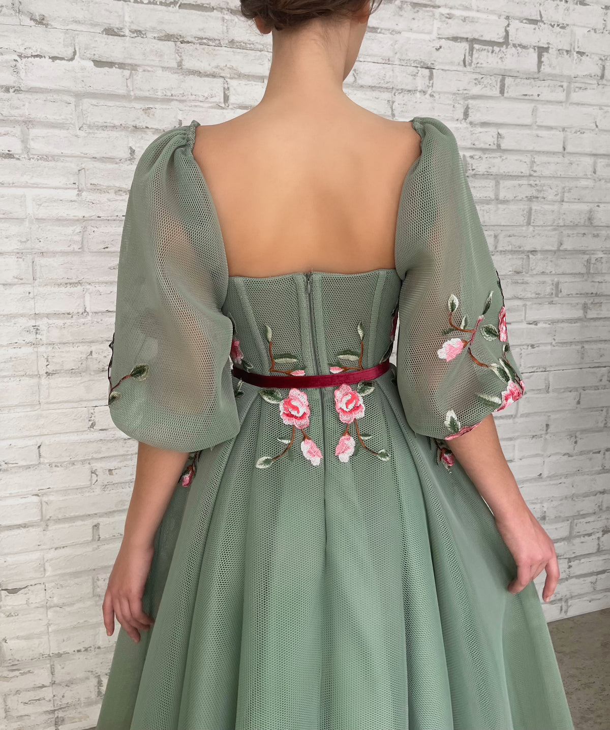 Green midi dress with short sleeves, belt and embroidery