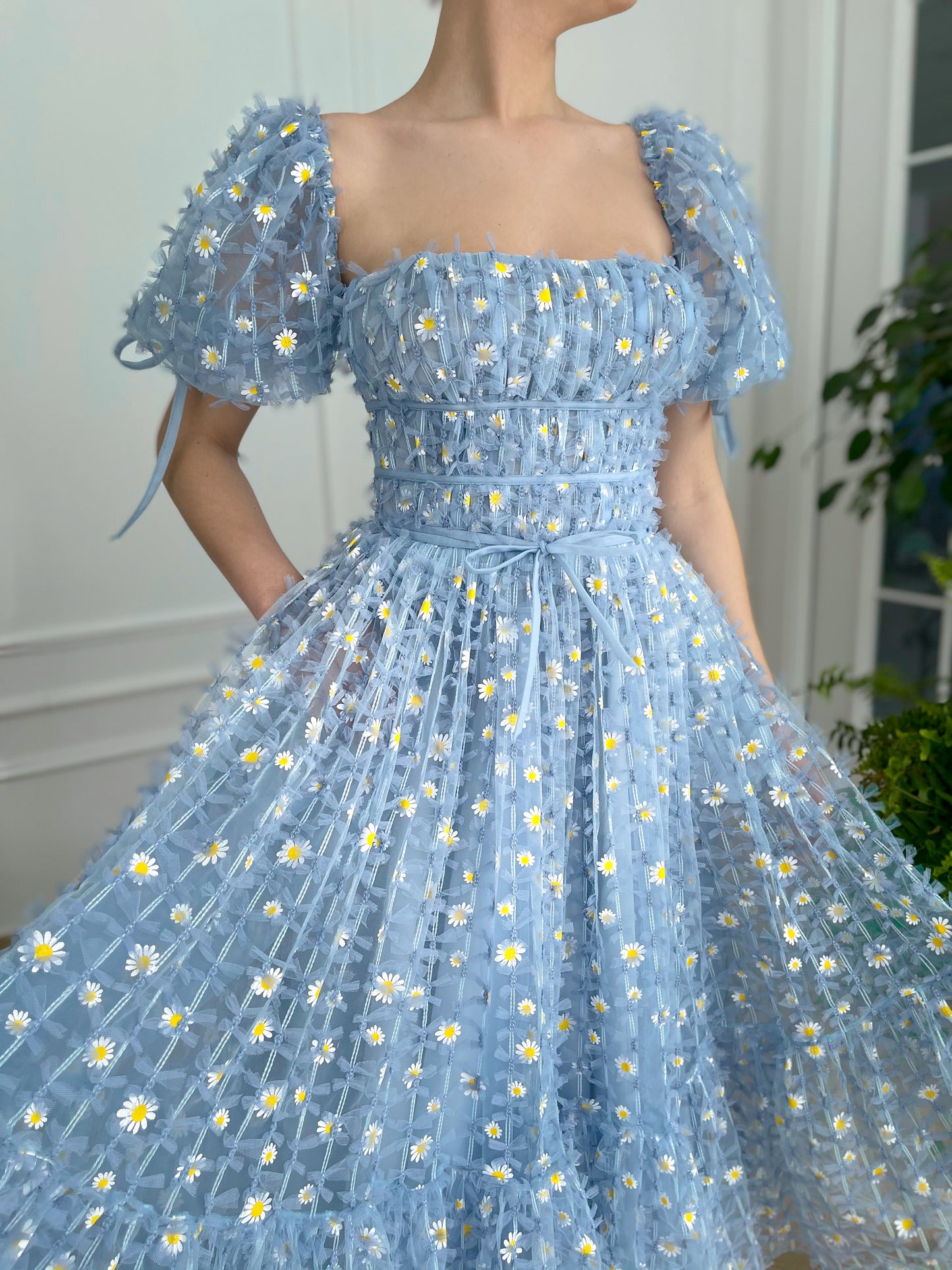 Blue midi dress with daisies and short sleeves