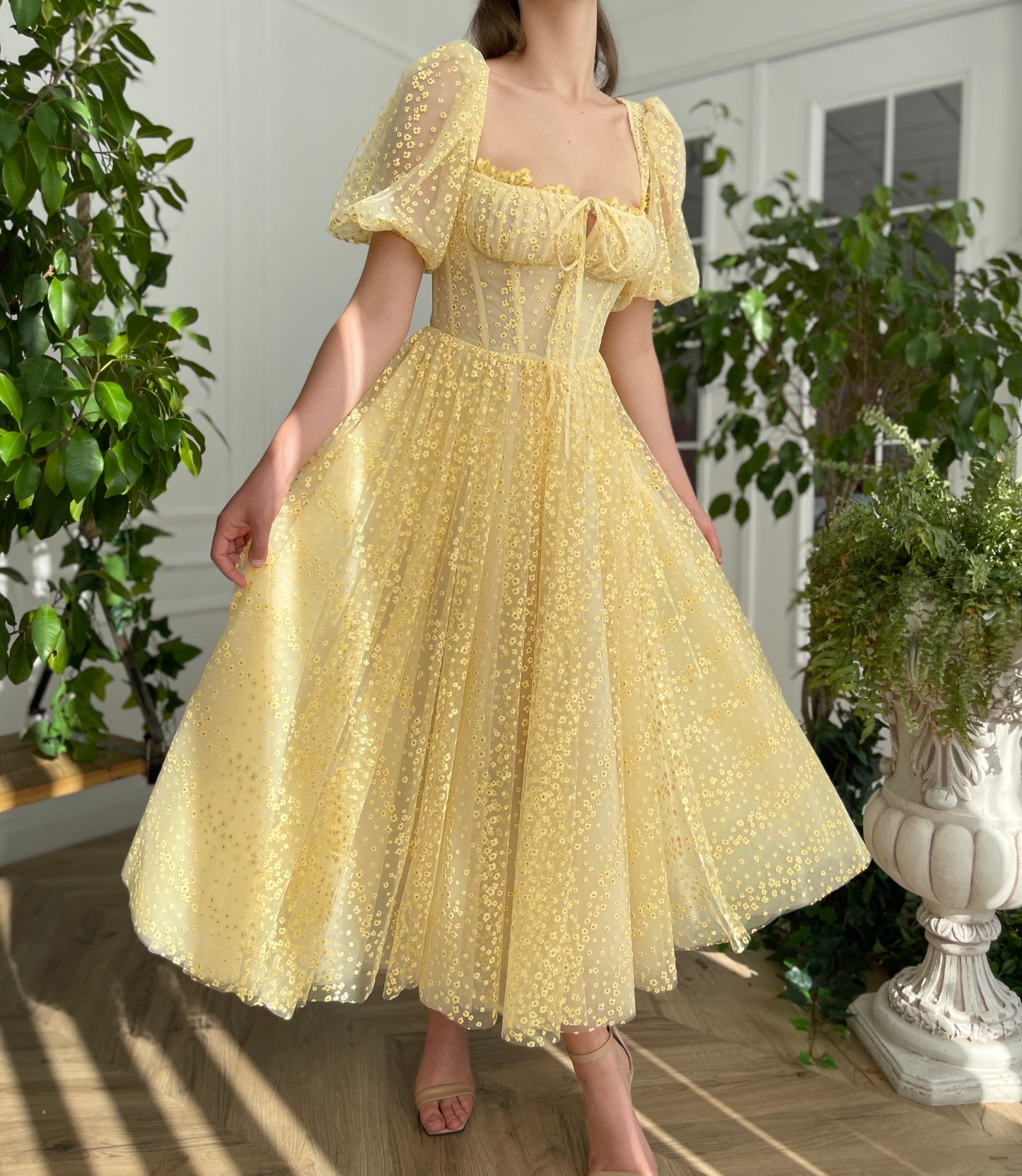 Yellow midi dress with short sleeves