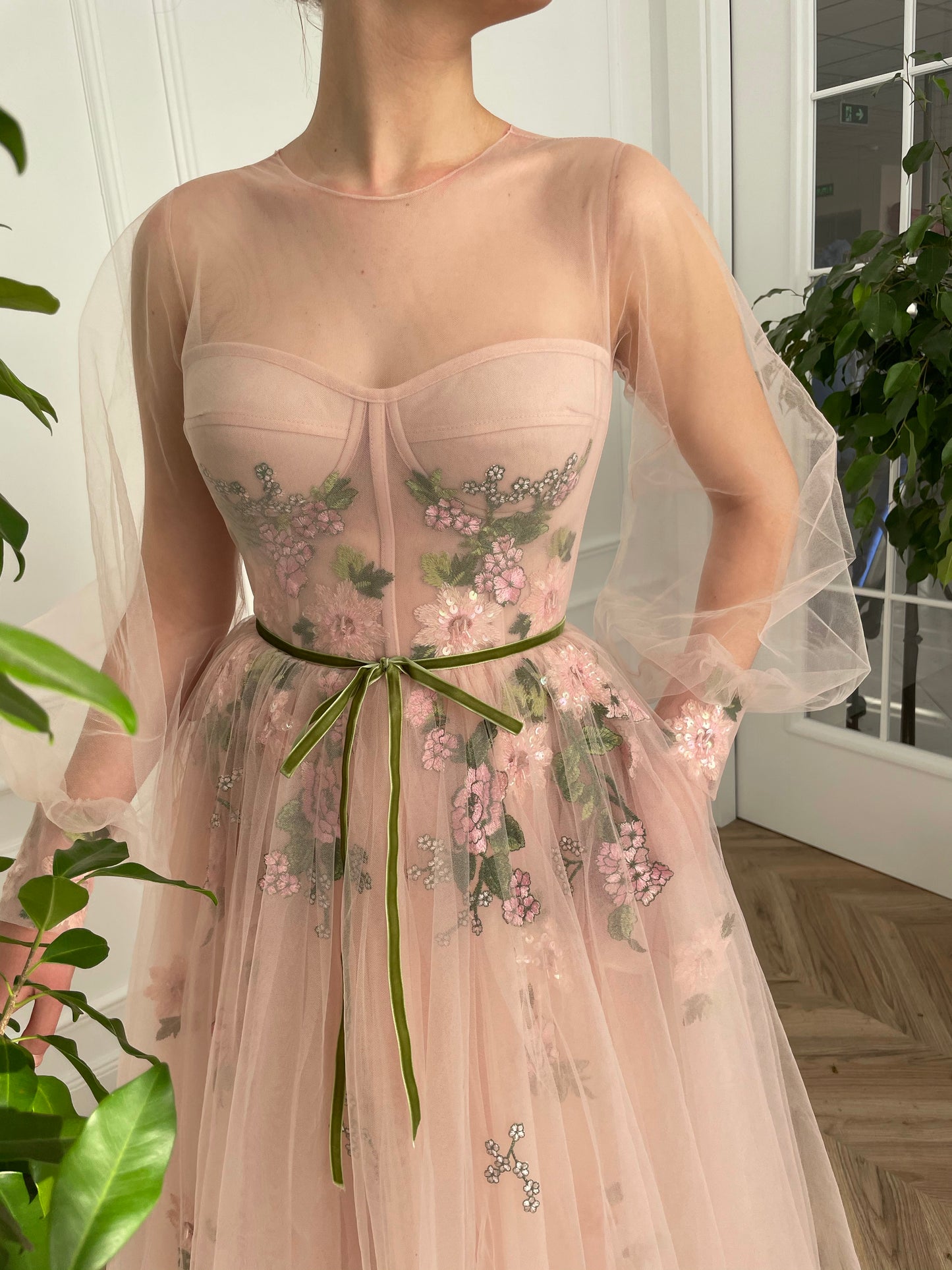 Pink midi dress with long sleeves and embroidery