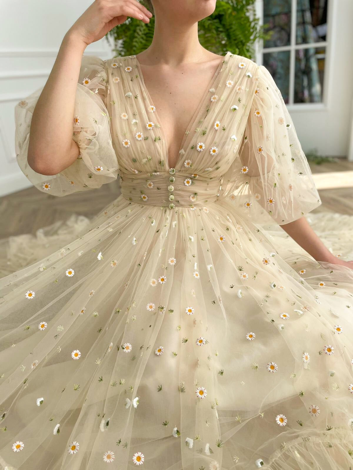 Beige midi dress with daisies, v-neck and short sleeves