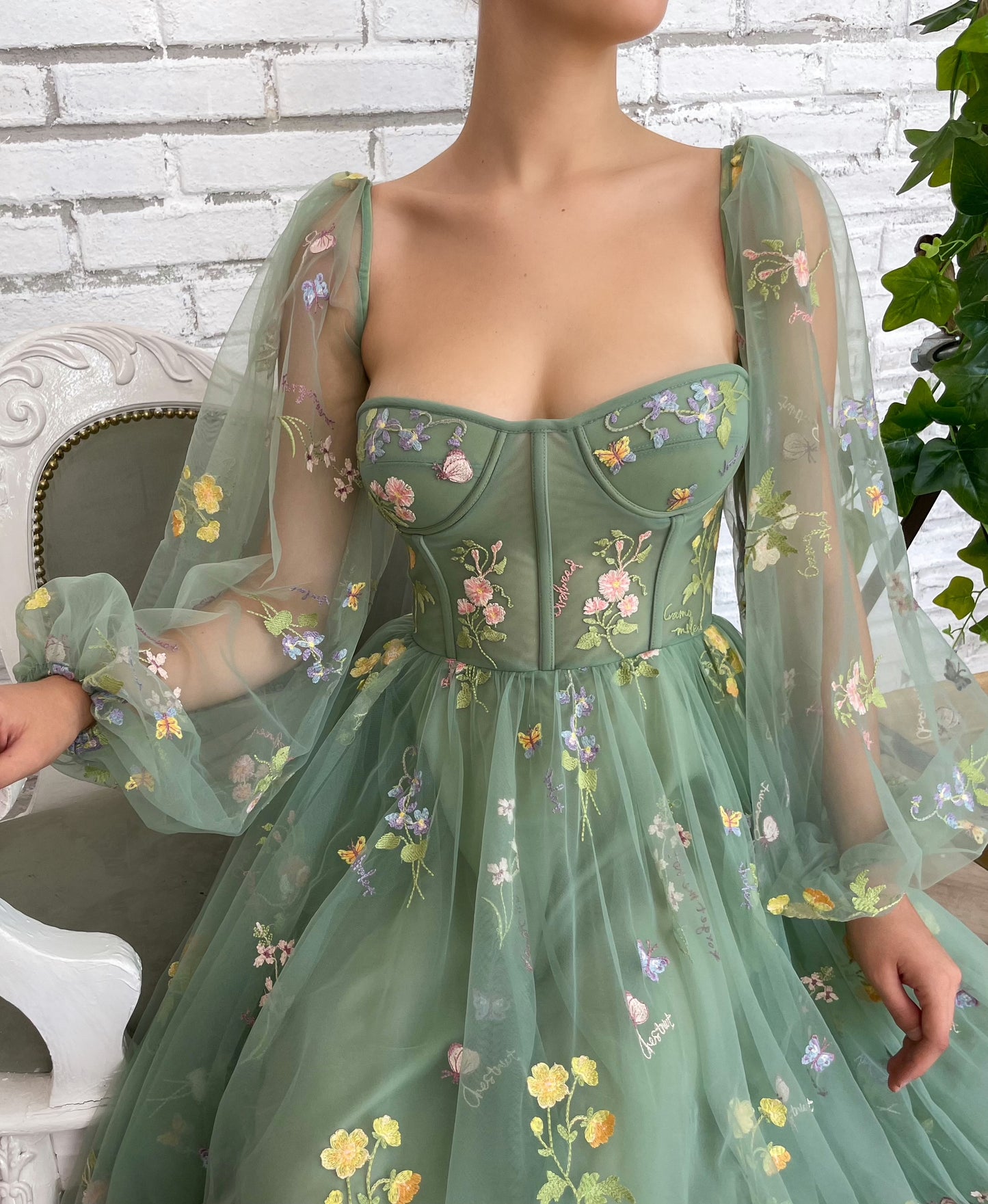 Green midi dress with long sleeves and flowers