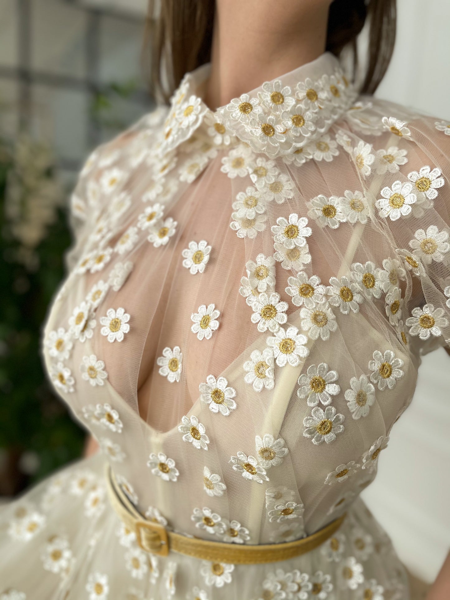 White mini dress with daisies, short sleeves and belt