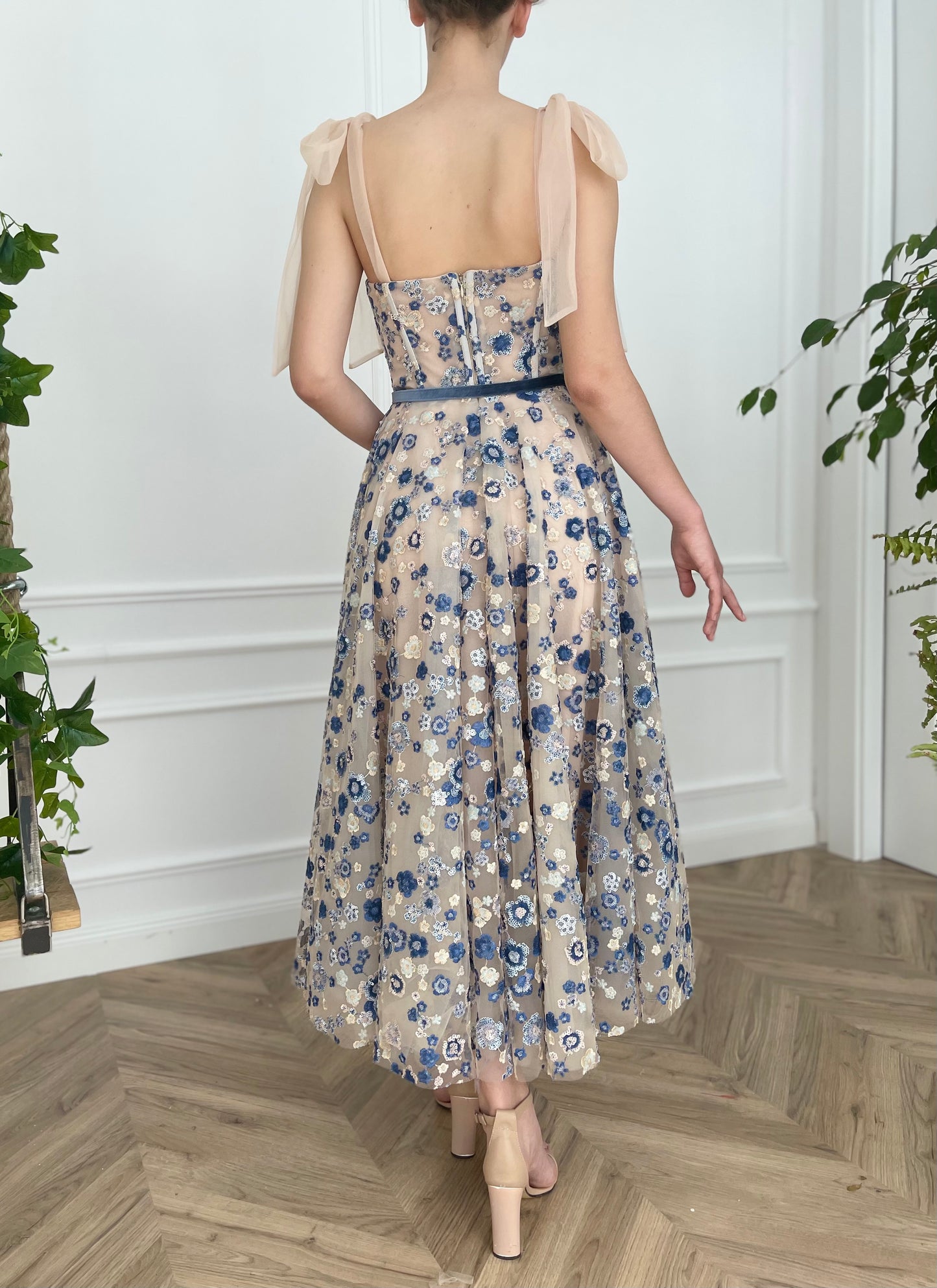 Beige midi dress with belt, printed flowers and bow straps