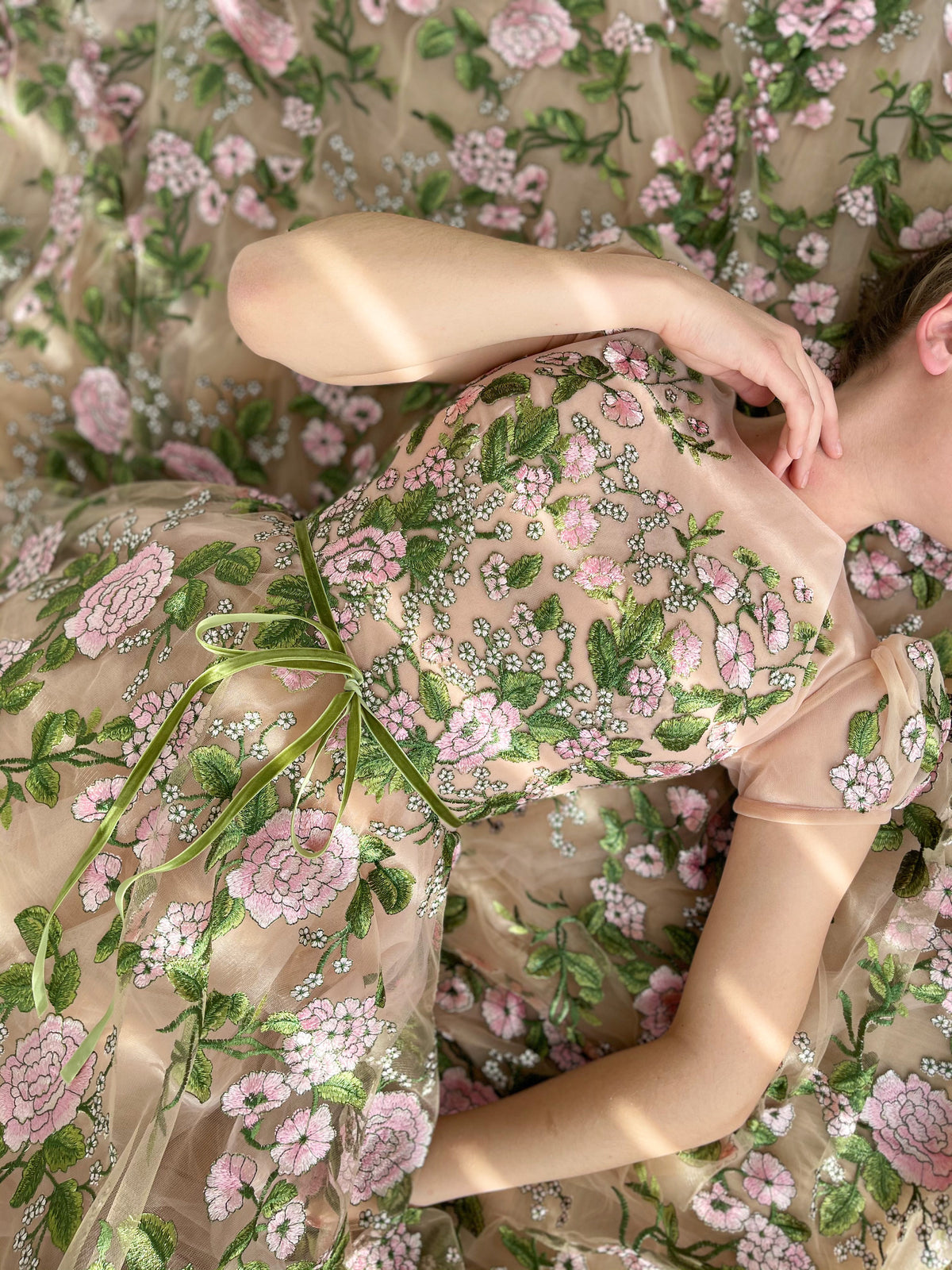 Colorful dress with cap sleeves, embroidery and printed flowers