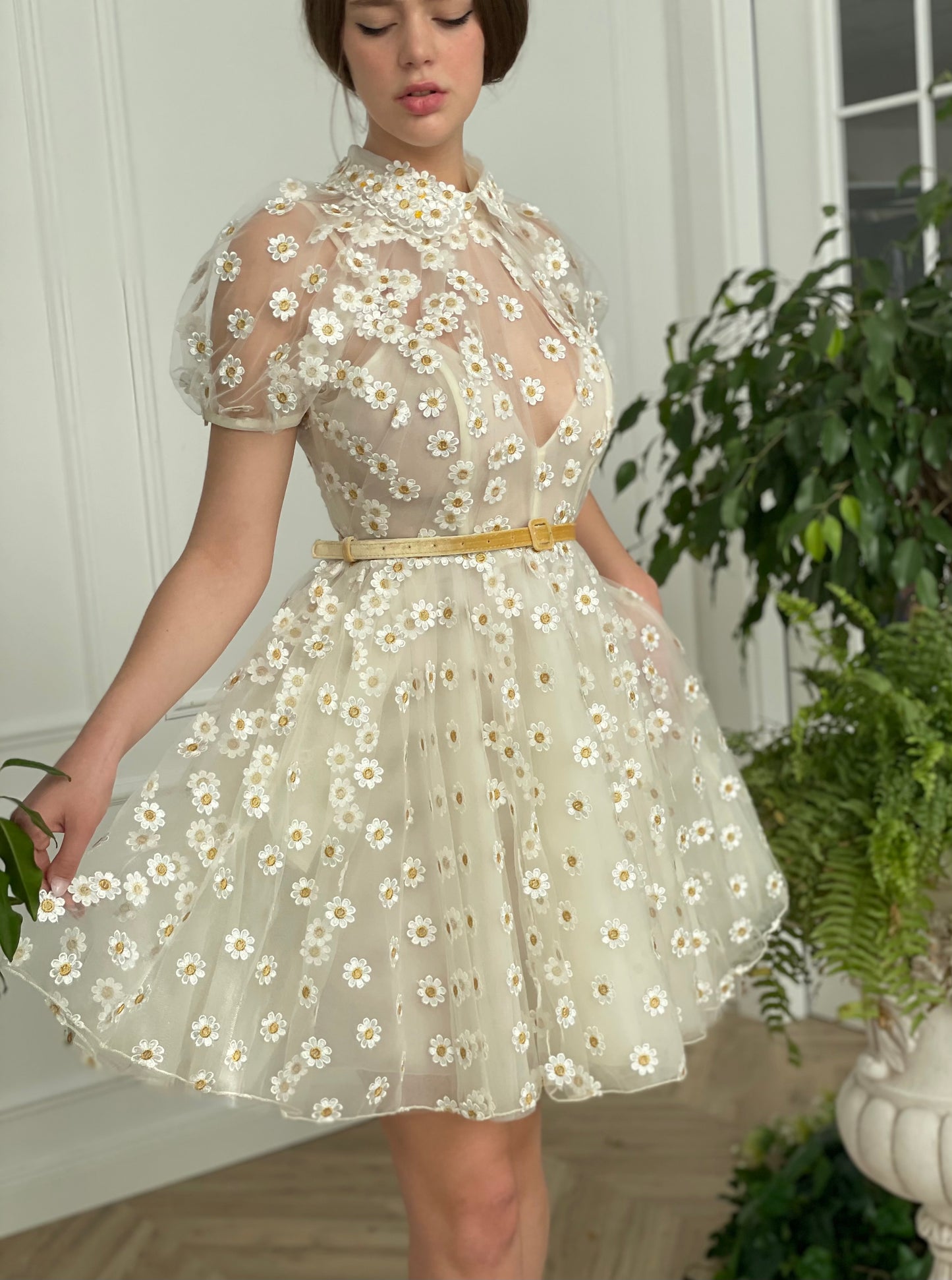 White mini dress with daisies, short sleeves and belt