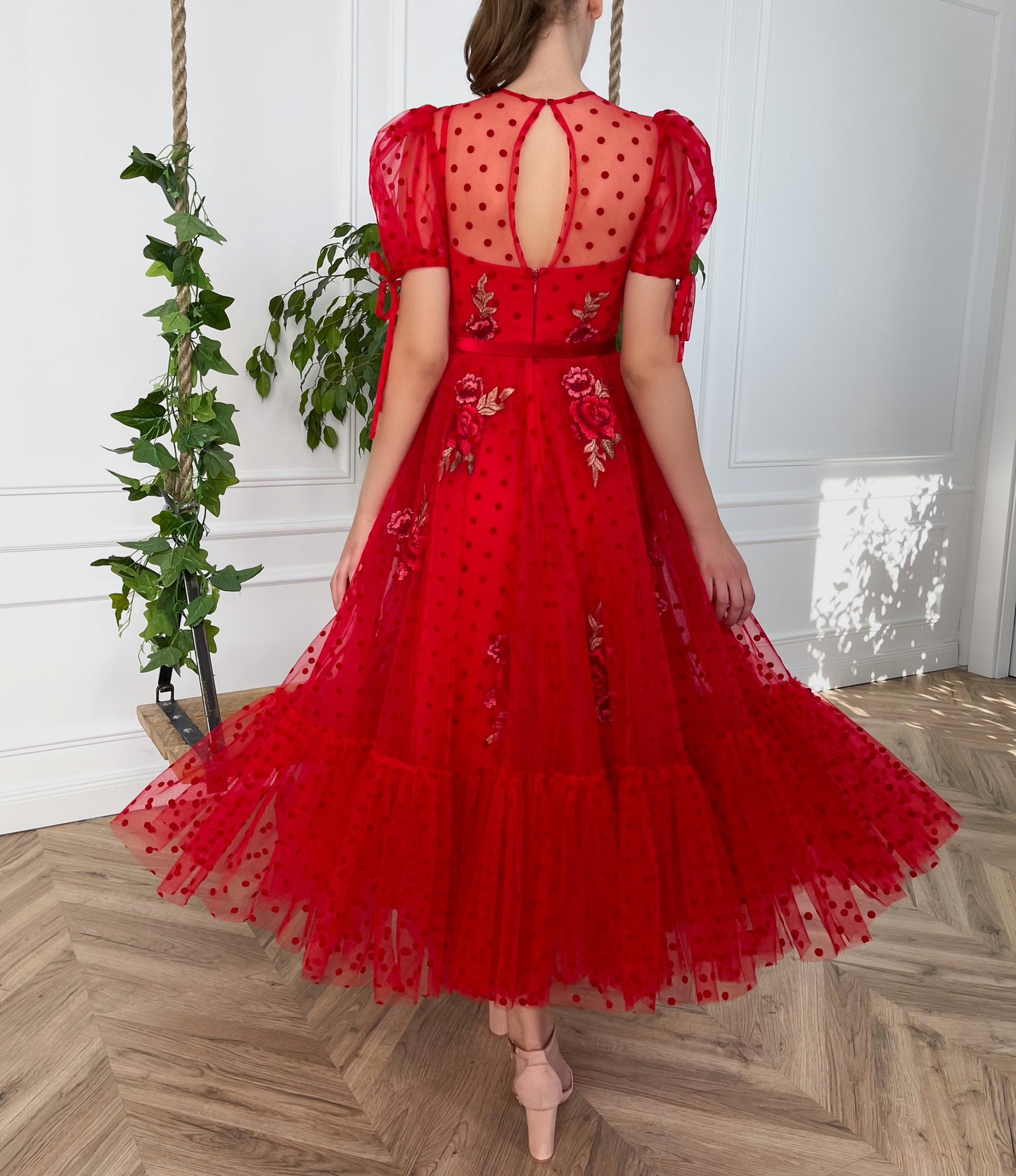 Red midi dress with belt, short sleeves and embroidery