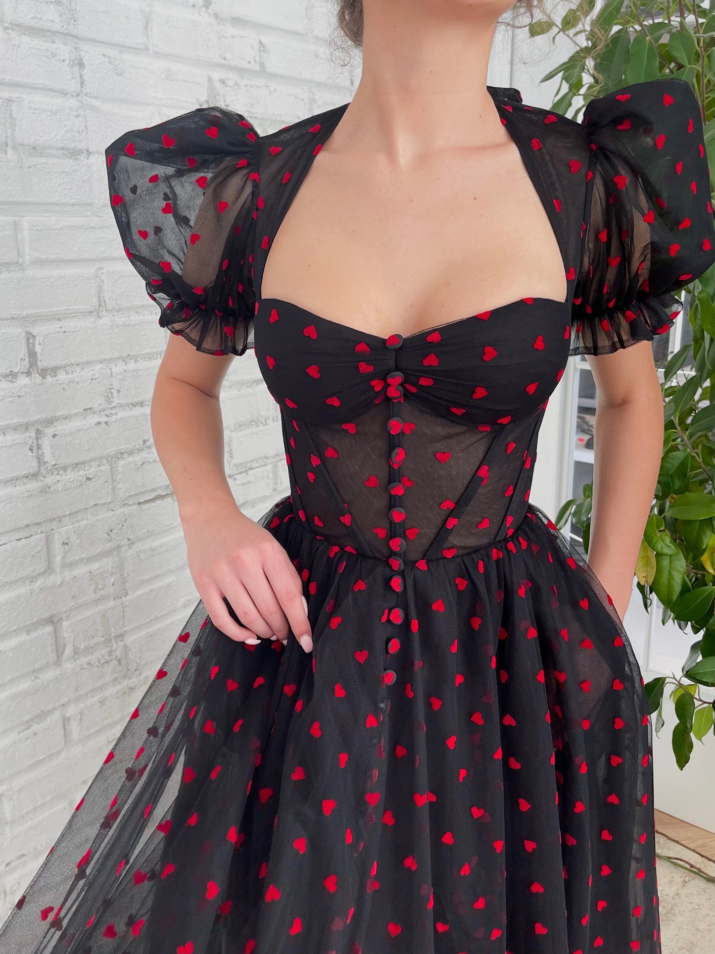 Black midi dress with short sleeves and hearty fabric