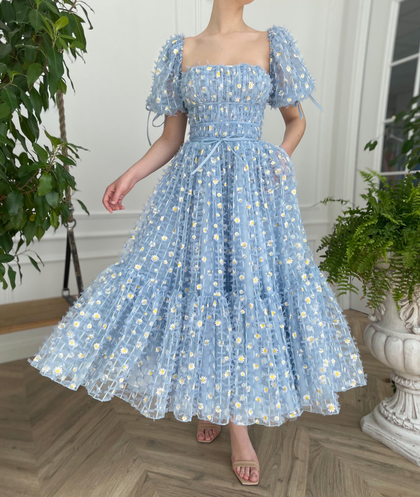 Blue midi dress with daisies and short sleeves