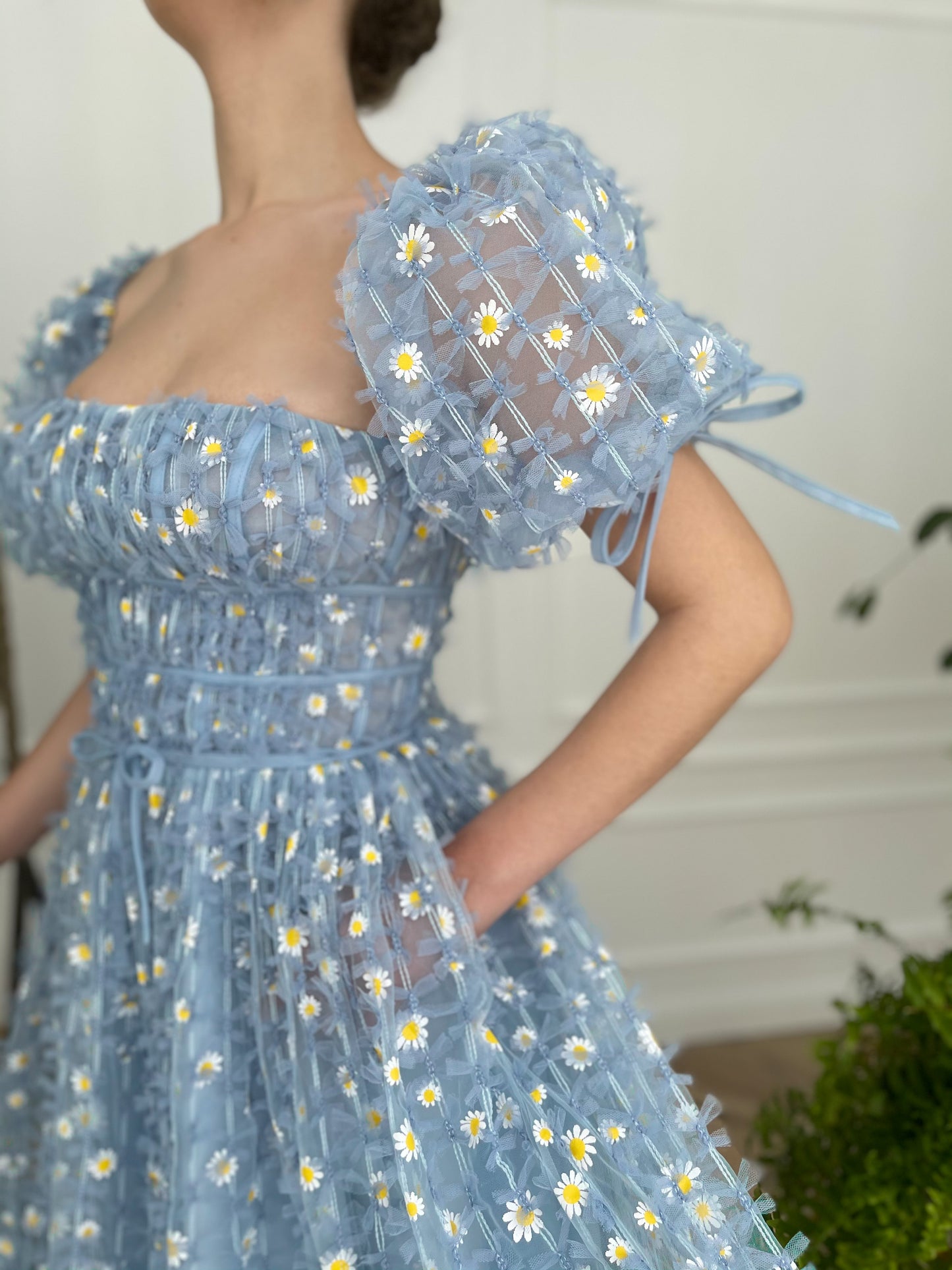 Blue midi dress with daisies and short sleeves