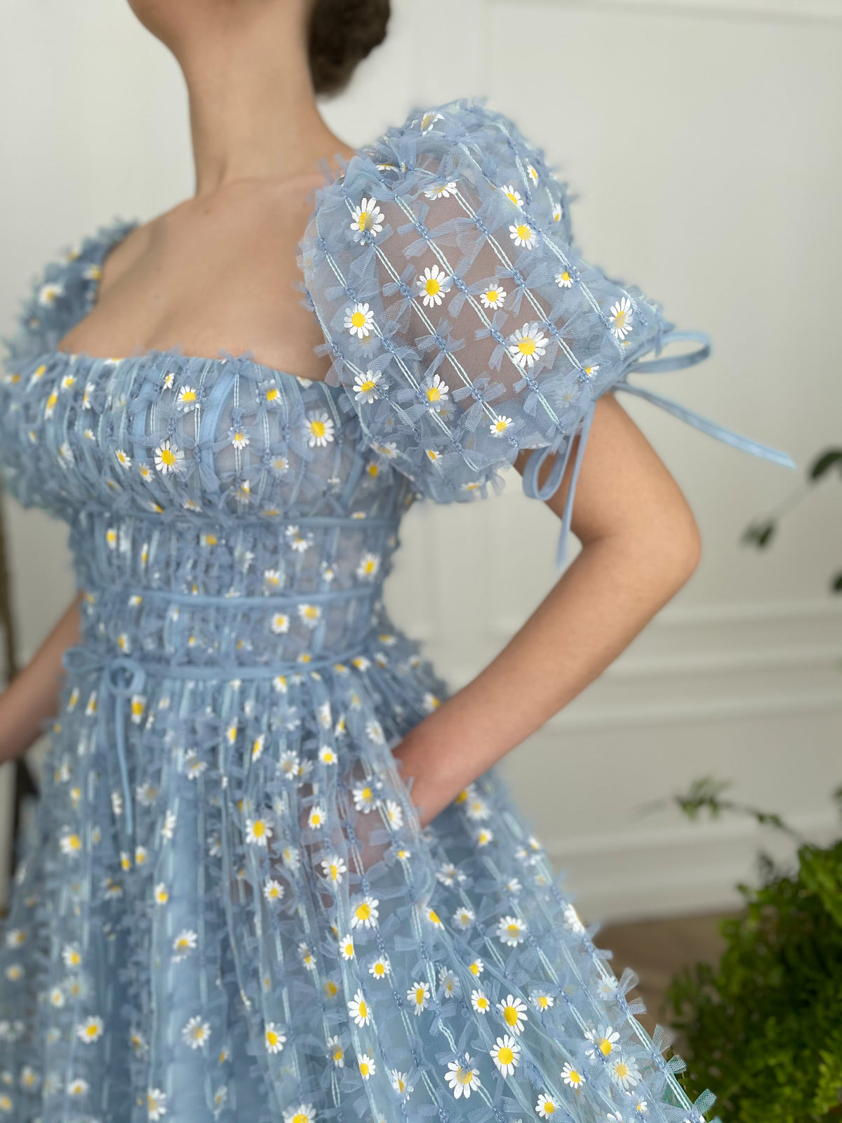 Blue midi dress with daisies and short sleeves