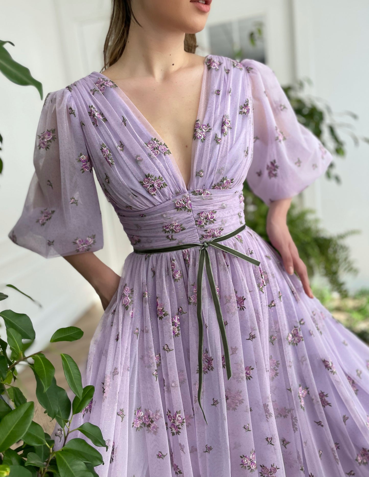 Purple midi dress with v-neck and short sleeves