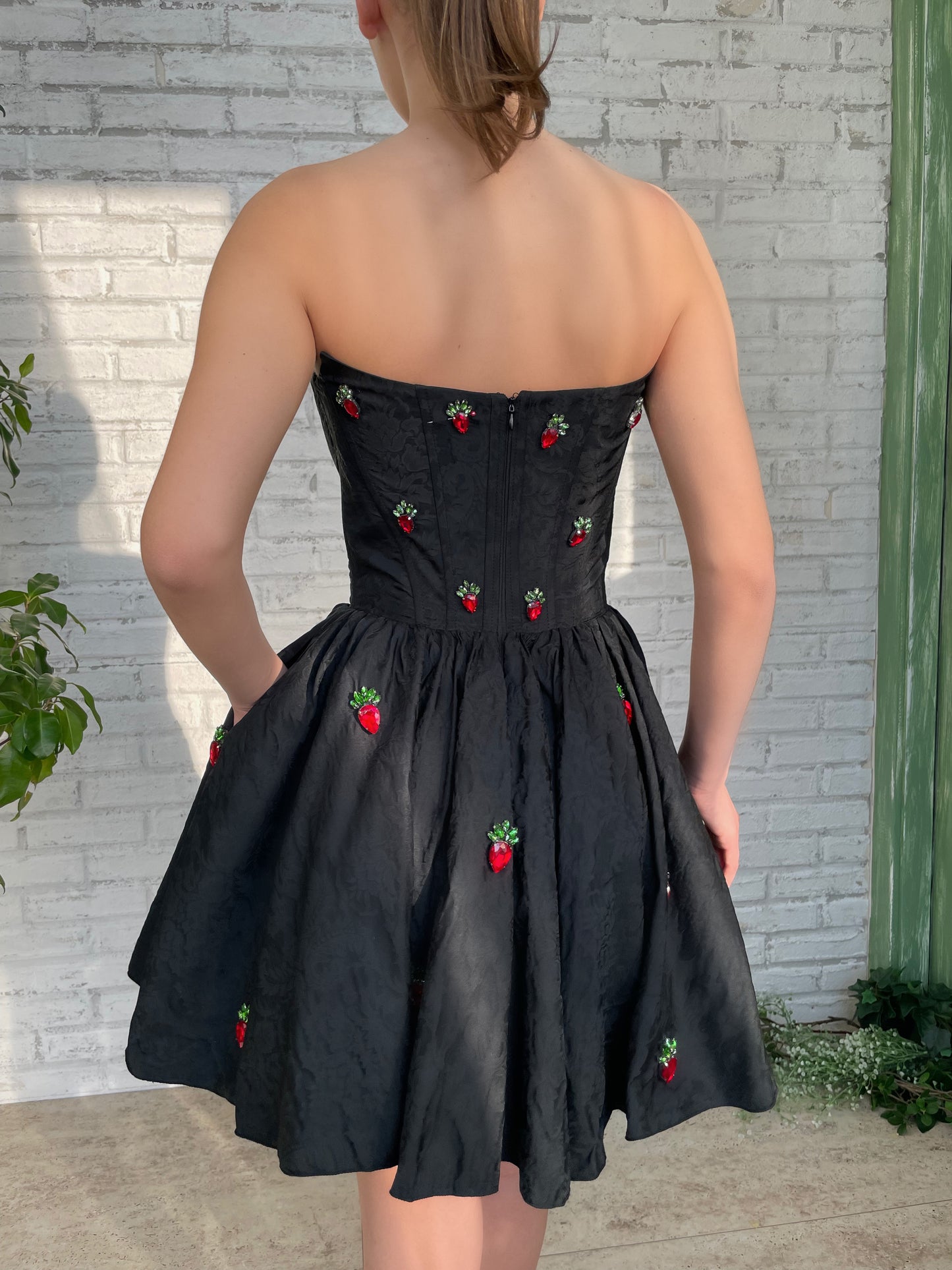 Black mini dress with no sleeves and embroidery
