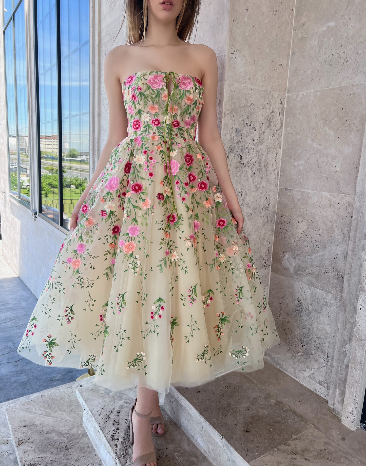 Beige midi dress with no sleeves, embroidery and flowers